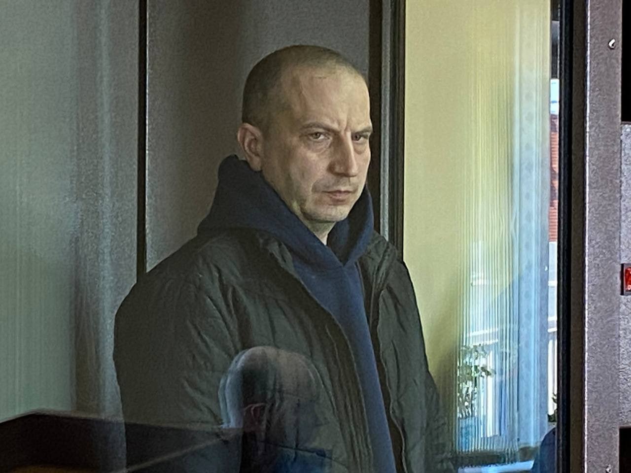 Член челябинской «ОПГ дорожников» Степанов отделался условным сроком. Бывший начальник отдела ОГКУ «Челябинскавтодор» заключил досудебное соглашение, получив «условку» в шесть лет и штраф в размере 1,6 млн рублей. Также у него конфисковали полученные в качестве взятки 1,9 млн рублей, мобильный телефон и стиральную машину. Степанов стал третьим из участников дорожной ОПГ, лидером которой являлся директор ООО «Уралдорстрой» Нвер Колозян, получившим условным срок. Помимо него избежали колонии заместитель Колозяна – Никита Иноземцев, и экс-начальник отдела технического контроля ОГКУ «Южно-Уральский центр дорожных испытаний и исследований» Сергей Васильчишин. По делу «ОПГ дорожников» проходят руководители дорожных фирм, сотрудники контролирующих структур и чиновники. Ее лидера уже осудили на пять лет. В деле фигурируют 124 контракта "Уралдорстроя" на 5,9 млрд рублей. Главный политический канал Урала