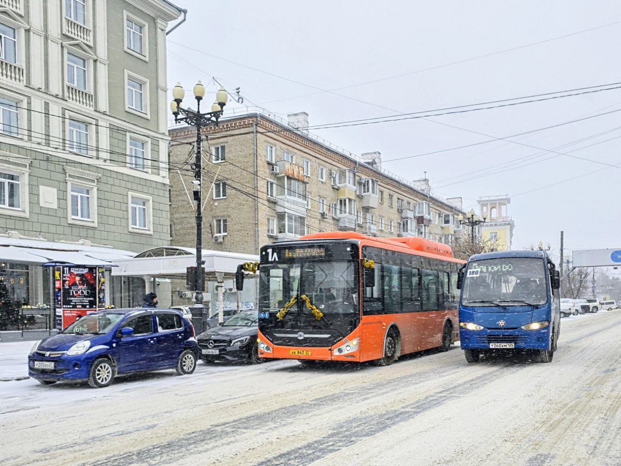 GolovkoLive   GR Сегодня на заседании Общественной палаты города Хабаровска обсудим грядущее повышение цен на проезд в общественном транспорте.   Перевозчики направили уведомления о повышении цен в Администрацию города. С 1 февраля стоимость проезда на маршруте № 25 увеличится до 57 рублей. Подорожают маршруты № 58 и 68. На 82 и 85 маршрутах цена поднимется до 55 рублей.    Предварительный опрос показал, что сейчас пассажиры порой предпочитают такси из-за высокой стоимости проезда, особенно если дело касается семейных поездок, хотя раньше всегда было наоборот.  Перевозчики оправдываются, что повышать цены приходится из-за роста цен на топливо и увеличения расходов на обслуживание и обновление автобусного парка. Индексация заработной платы и дефицит водителей также влияют на стоимость проезда.  По словам... подробнее на канале: GolovkoLive   GR @