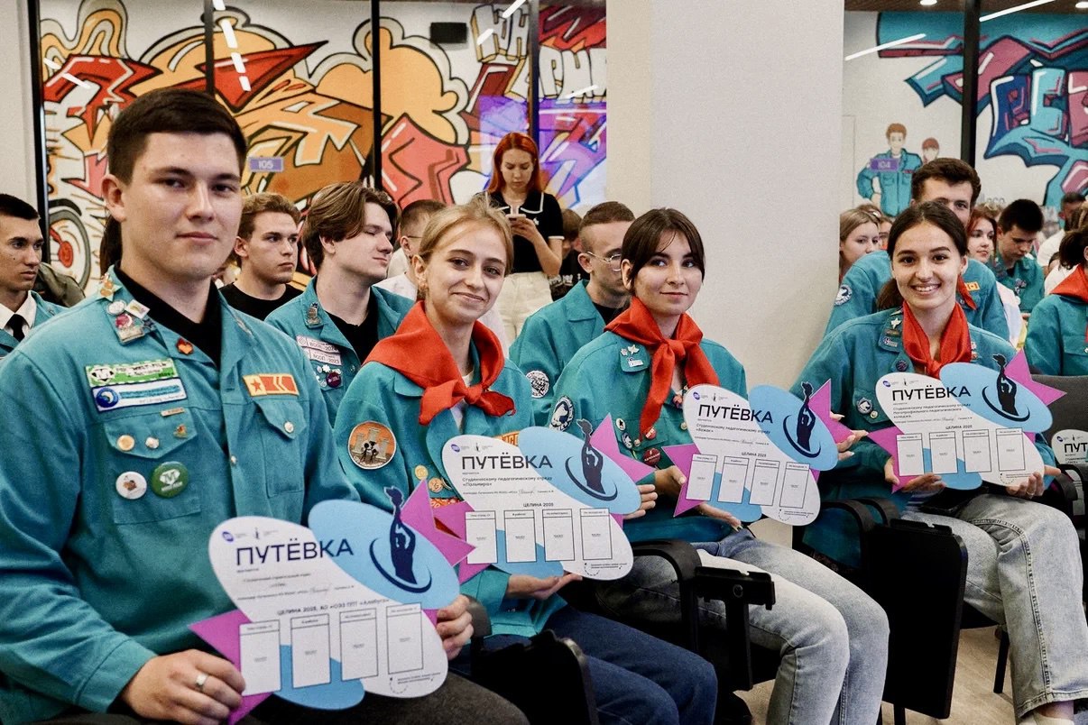 Более 500 школьников и студентов ЛНР получат работу на лето благодаря студотрядам  Об этом сообщили в пресс-службе Правительства ЛНР.  В Доме молодежи открыли летний трудовой сезон Луганского реготделения Российских Студенческих Отрядов. С мая по август участники отрядов проводят смены в детских лагерях, заботятся о гостях отелей, трудятся проводниками пассажирских поездов и многое другое.  Куда ребята могут отправиться в этом году, читайте тут.