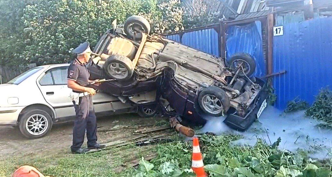 В поселке Ис под Нижней Турой на Ленина, 17 водитель «ВАЗ-2109» не справился с управлением, вылетел с дороги и врезался в забор. После этого машина опрокинулась на припаркованный «Iran Khodro». В результате ДТП 21-летний водитель «девятки» с травмами различной степени тяжести был доставлен в больницу Нижней Туры. В «Iran Khodro» в момент аварии никого не было.  За рулем ВАЗа был житель поселка Ис, имеет стаж вождения 11 месяцев, к административной ответственности за нарушения ПДД привлекался четыре раза. В больнице у него возьмут кровь, чтобы выяснить, был ли он трезв.     : ГИБДД региона