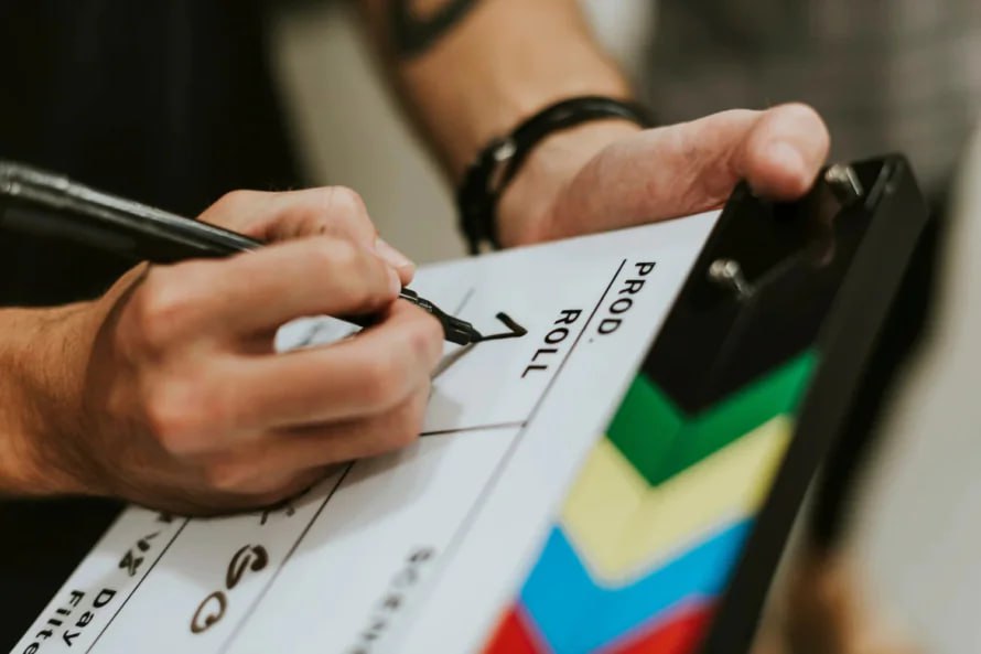 В Туле снимут сериал о легендарном конструкторе Мосине Проект готовят компания Norm production и онлайн кинотеатр Okko В основе сюжета история создания первой русской винтовки трехлинейки и судьба ее изобретателя тульского инженера конструктора Сергея Мосина Съемки по данным ТАСС начнутся в 2026 году и пройдут также в Москве и Санкт Петербурге Сериал получил название Дуэль Мосина