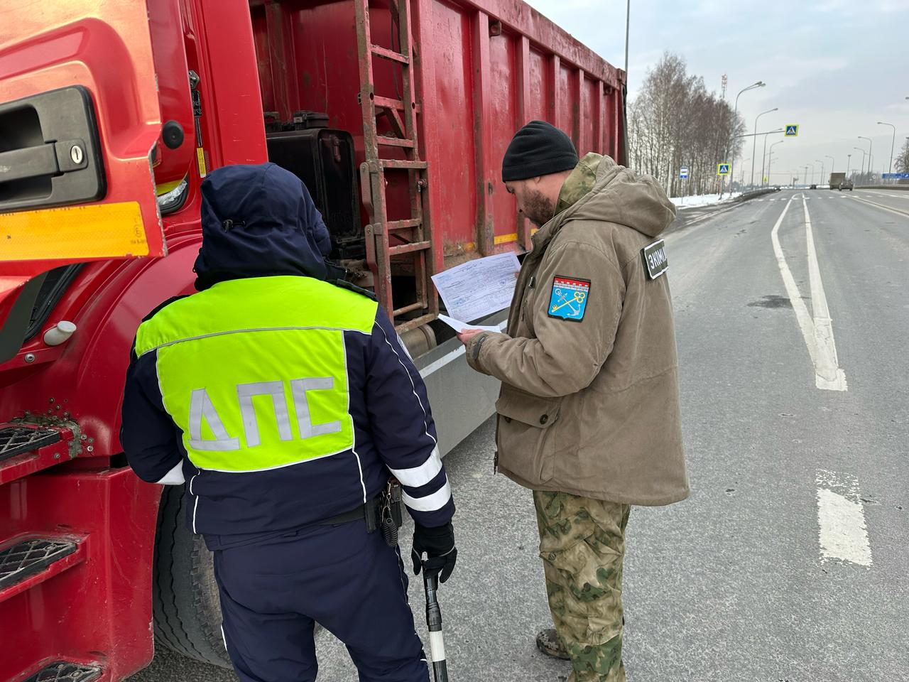 Не получилось сегодня несанкционированно провезти отходы в Ленобласть у мусоровозов в Буграх и Агалатово – там большегрузы проверяли сотрудники госэконадзора, экомилиции и ГАИ.  По результатам экологического рейда было проверено 12 грузовых автомобилей, в отношении нарушителей составлено 3 административных протокола за несоблюдение правил транспортировки отходов.