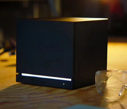 Европейский ритейлер раскрыл предполагаемые цены Steam Machine с 512 ГБ и 2 ТБ памяти Портал Wccftech сообщает что чешский магазин Smarty cz добавил на свой сайт товарные карточки двух моделей ожидаемой игровой консоли Steam Machine При этом в коде сайта содержаться данные о стоимости устройств Младшая модель имеет накопитель на 512 ГБ а ее цена составляет 19 826 чешских крон что эквивалентно 950 долларам США