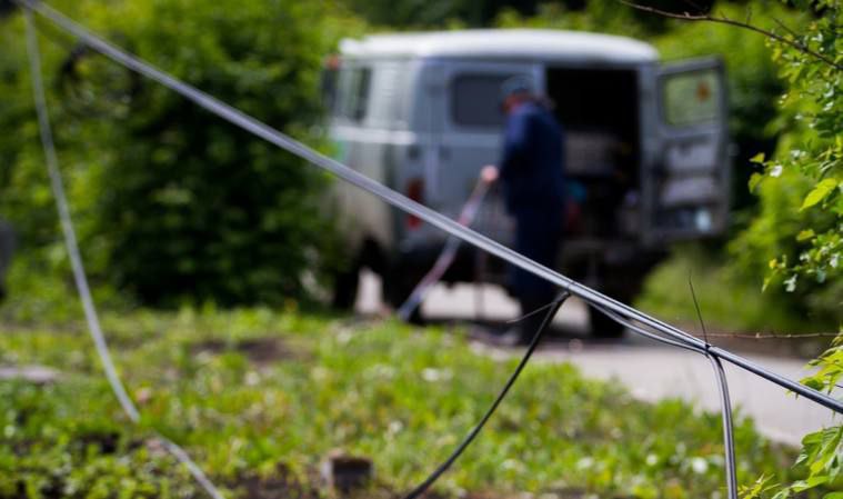 В Сочи мужчина погиб от удара током на глазах у сына Он схватился за оголённый провод, когда соскользнул в лесу. По словам 8-летнего мальчика, отец закричал и упал, а сам ребёнок тоже получил удар током, пытаясь помочь. Очнулся — папа уже не дышал. Позже выяснилось, что провод тянулся от участка местного жителя. Опоры сгнили, а «Россети» на заявки не реагировали — хозяин ремонтировал всё сам. В итоге виновным признали его. Суд дал год ограничения свободы. Подпишись и поделись! Поддержать канал голосом!