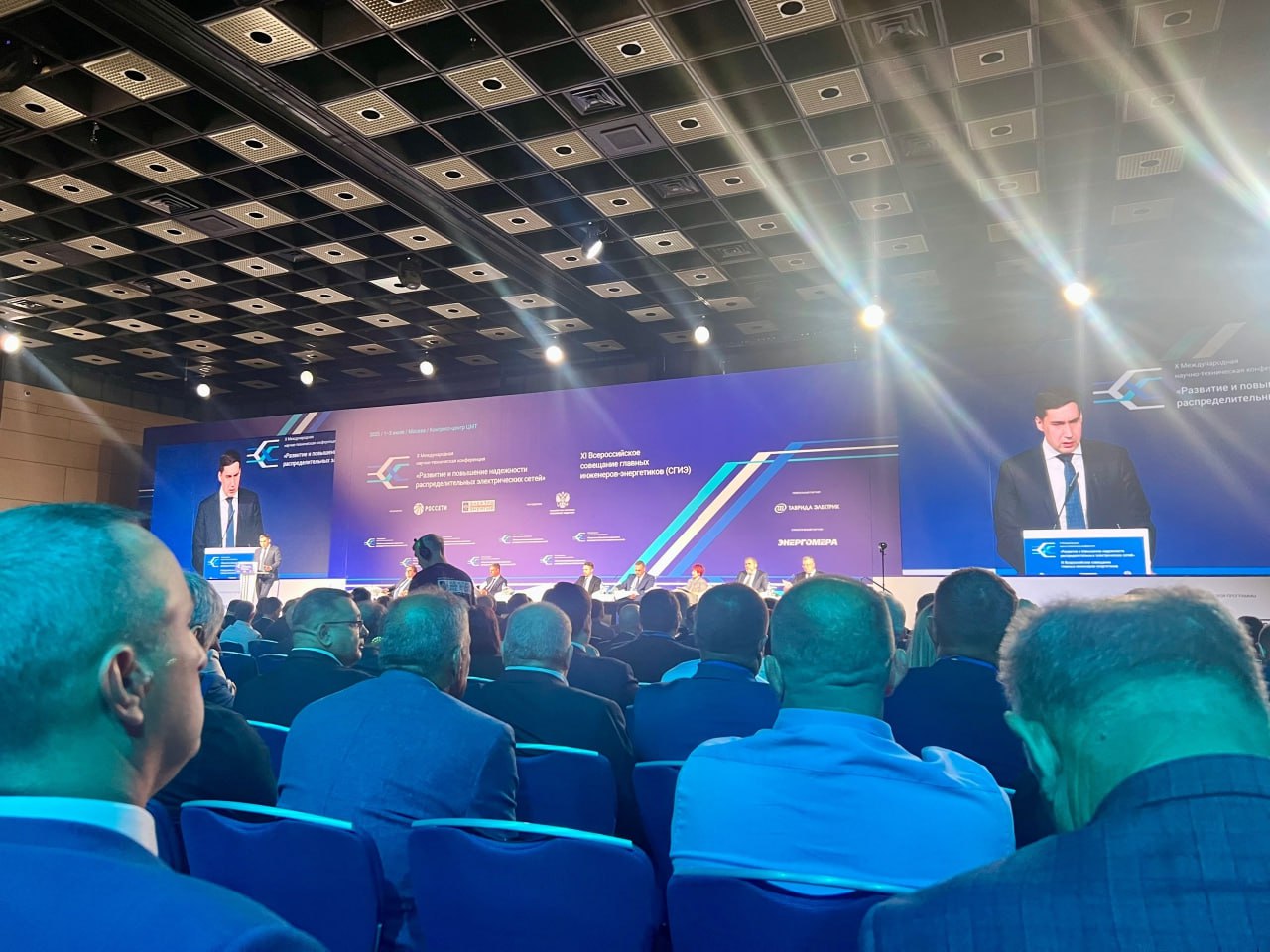 Пленарную сессию Х Международной научно-технической конференции "Развитие и повышение надёжности распределительных электрических сетей" открыл заместитель министра энергетики Российской Федерации Евгенией Петрович Грабчак, следом за ним, продолжили свои доклады выдающиеся специалисты, в частности, выступили Алексей Викторович Ферапонтов, заместитель руководителя Федеральной службы по экологическому, технологическому и атомному надзору  Ростехнадзор , Шумахер Сергей Анатольевич - ведущий эксперт журнала «ЭЛЕКТРОЭНЕРГИЯ. Передача и распределение», Заслуженный энергетик РФ, а также Евгений Викторович Ляпунов, заместитель генерального директора - развития и главный инженер ПАО «Россети».  Доклад старшего преподавателя кафедры энергетики В.В. Кижина на тему «ИССЛЕДОВАНИЕ РАБОТЫ ГИБРИДНОГО ТРАНСФОРМАТОРА В СИСТЕМЕ ЭЛЕКТРОСНАБЖЕНИЯ С НИЗКИМ КАЧЕСТВОМ ЭЛЕКТРОЭНЕРГИИ», был представлен в рамках секции молодых ученых «Интеллектуальные распределенные энергосистемы».  Доклад был высоко оценен и вызвал интерес у представителей энергетической отрасли.  Сегодня второй день конференции, следим за новостями!