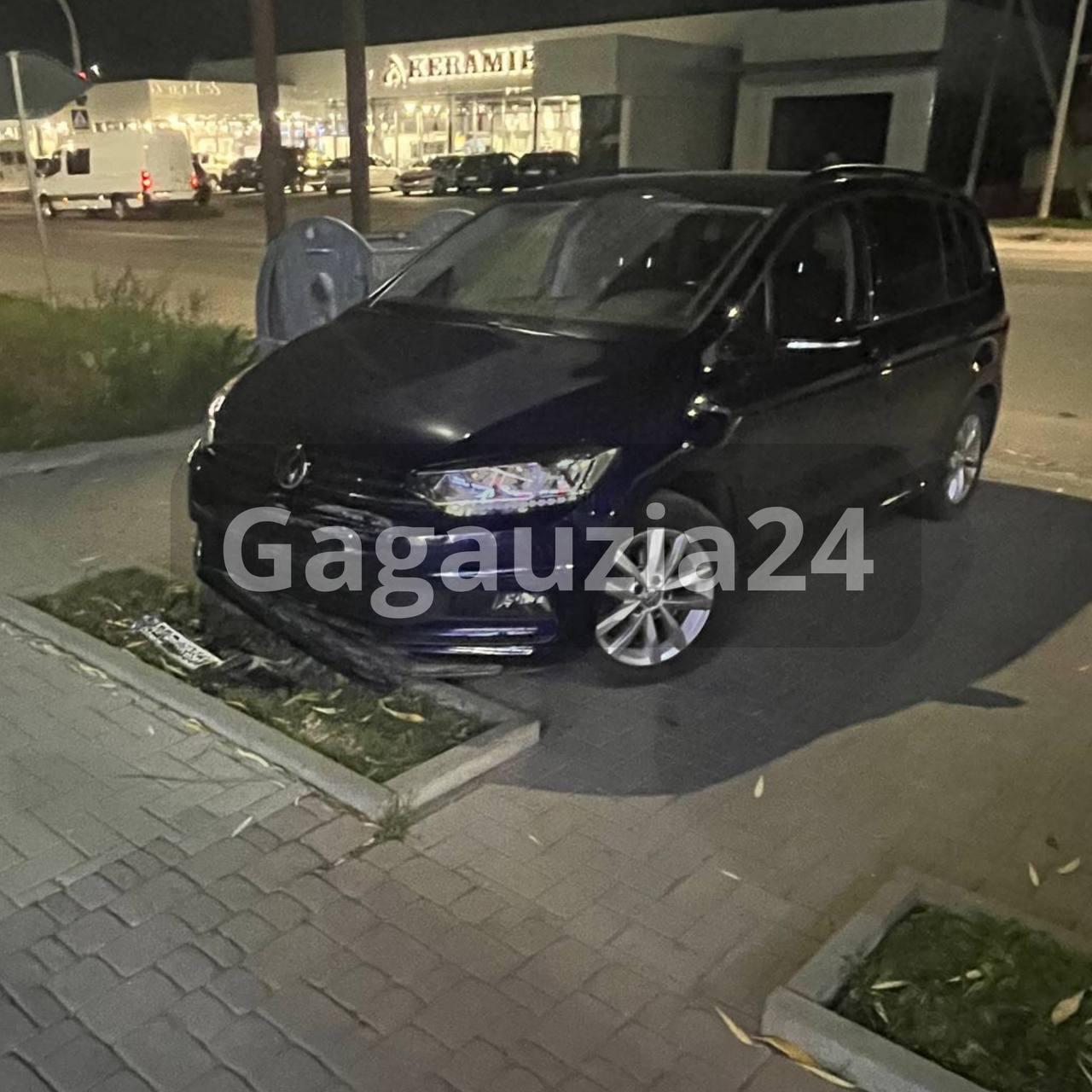 В Комрате автоледи сбила ребёнка из за невнимательности Во время парковки 39 летняя женщина перепутала педали и её автомобиль выехал на тротуар В этот момент там находилась мама с трёхлетним сыном Машина сбила ребёнка он получил тяжёлые травмы Сейчас мальчик находится в коме Врачи не решаются перевозить его в Кишинёв из за угрозы ухудшения состояния По данным полиции водитель была трезва Все обстоятельства происшествия устанавливаются