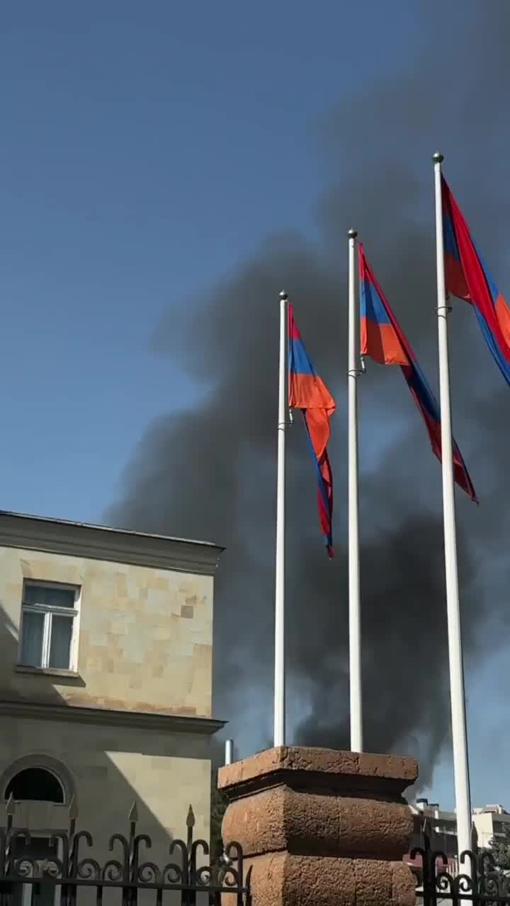Пожар в центре Еревана: очевидцы сообщают о взрывах