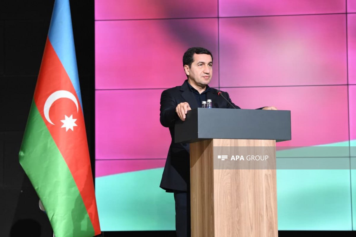 Хикмет Гаджиев Зангезурский коридор способен изменить транспортную карту Евразии Зангезурский коридор обладает потенциалом изменить транспортную карту Евразии и укрепить сотрудничество между регионами об этом заявил помощник Президента Азербайджана начальник отдела внешней политики Администрации Президента Хикмет Гаджиев в ходе брифинга для дипломатического корпуса состоявшегося в Конгресс центре Зангилана Мы убеждены что Зангезурский коридор способен принести большие преимущества не только нашему региону но и всей Евразии Этот проект имеет потенциал изменить транспортную карту континента укрепить взаимосвязи сотрудничество и процветание В этом процессе Южный Кавказ включая Азербайджан приобретает особое значение подчеркнул Гаджиев Он отметил что Зангилан ранее считавшийся одним из удалённых районов Азербайджана сегодня становится стратегическим центром расположенным на пересечении Восточно Западного и Северо Южного транспортных коридоров Азербайджан играет ключевую роль в строительстве и развитии этих путей стремясь как можно скорее завершить свою часть работ После освобождения Зангилана и других районов мы начали масштабное восстановление и реконструкцию в том числе создание транспортной и коммуникационной инфраструктуры Уже строятся автодороги и железные линии сказал представитель администрации Подробнее тут