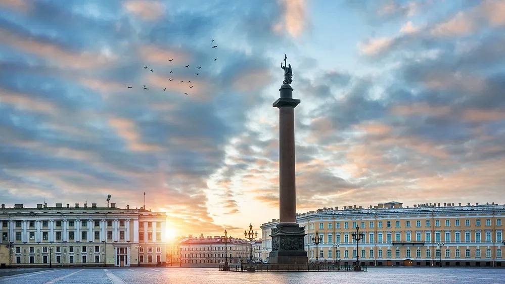День в истории России 11 сентября 1834 года в Санкт Петербурге состоялось открытие Александровской колонны Оно ознаменовало окончание работ по оформлению Дворцовой площади Колонна была воздвигнута архитектором Огюстом Монферраном по указу императора Николая I в память о победе его старшего брата Александра I над Наполеоном Александровская колонна не врыта в землю и не укреплена на фундаменте Она держится только за счёт точного расчёта и своего веса Это самая высокая в мире триумфальная колонна Её вес более 600 т высота 47 5 м Открытие сопровождалось торжественным богослужением у подножия колонны в котором принимали участие войска и сам император Затем на площади был проведен военный парад В нем участвовало около 100 тысяч человек полки отличившиеся в Отечественной войне 1812 года никакое перо не может описать величия той минуты когда по трём пушечным выстрелам вдруг из всех улиц как будто из земли рождённые стройными громадами с барабанным громом под звуки Парижского марша пошли колонны русского войска Два часа продолжалось сие великолепное единственное в мире зрелище Вечером долго по улицам освещённого города бродили шумные толпы наконец освещение угасло улицы опустели на безлюдной площади остался величественный колосс один со своим часовым воспоминания Василия Жуковского