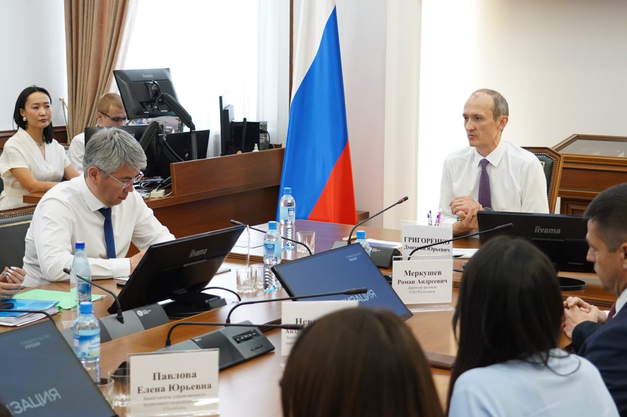 Дмитрий Григоренко с рабочей поездкой посетил Республику Бурятия Главное: Дашборд губернатора: • Бурятия подключилась к федеральной цифровой системе госуправления. • Через «дашборд губернатора» контролируются 100% поручений региона. • До конца этого года к системе присоединятся все субъекты России. Цифровые сервисы: • В МФЦ Бурятии запущен голосовой помощник «Улана». • В режиме онлайн ИИ-ассистент помогает жителям региона узнать о порядке получения водительского удостоверения, СНИЛС, ИНН и других госуслуг. • Голосовой помощник вдвое ускорил обработку обращений граждан. Искусственный интеллект: • В Бурятии внедрена интеллектуальная транспортная система. • Она позволяет управлять движением на дорогах: регулирует светофоры, следит за пробками и повышает безопасность дорожного движения. • Интеллектуальная транспортная система на 15% сократила пробки в Улан-Удэ. Новости Правительства России