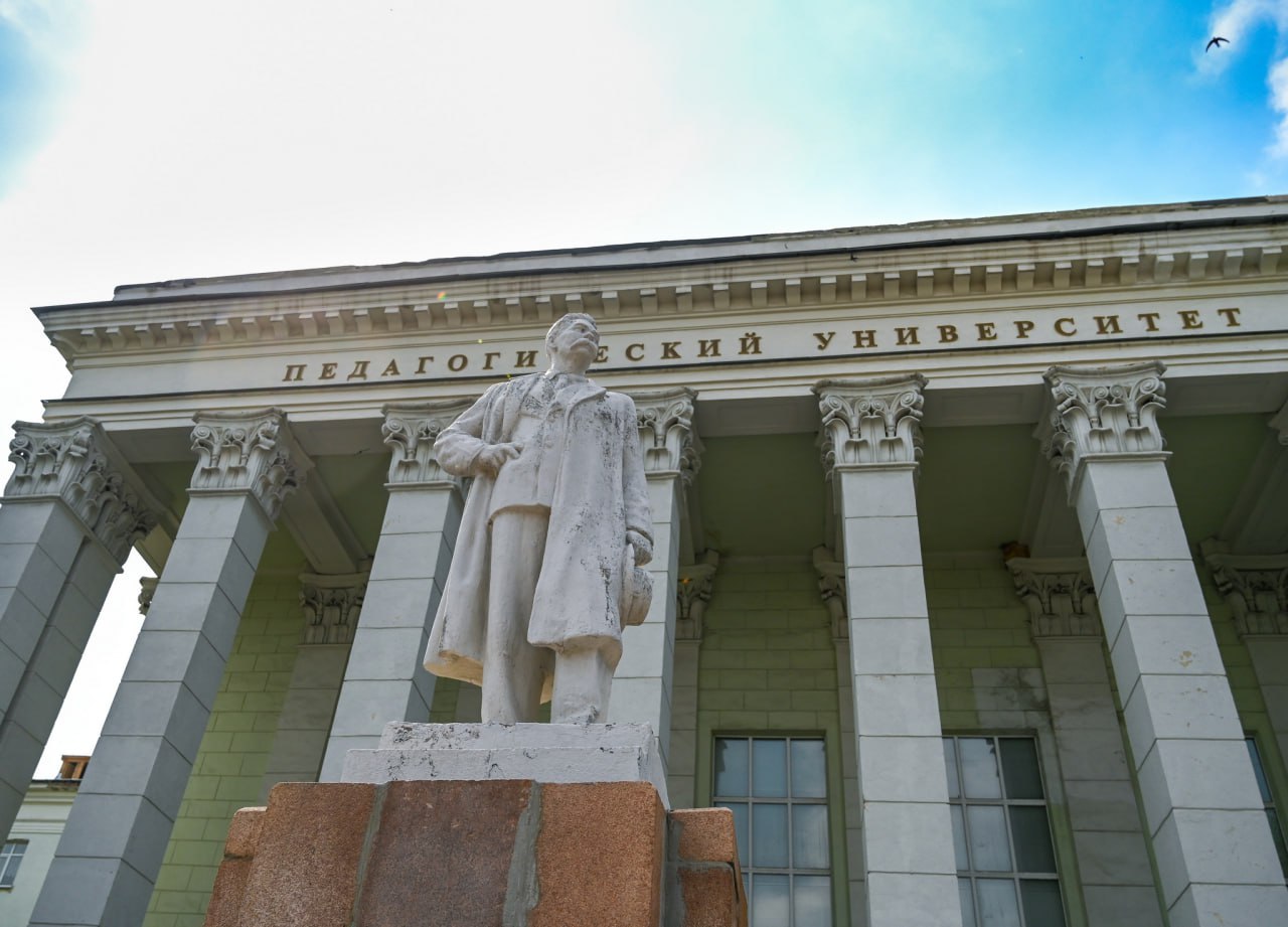 В южноуральском вузе открылась выставка предметов времён Великой Отечественной войны Сегодня в Южно Уральском государственном гуманитарном педагогическом университете начала работу VIII всероссийская научно практическая конференция Архив в социуме социум в архиве На неё представили работы более 80 исследователей со всей страны Все научные статьи войдут в сборник конференции а их электронные копии будут опубликованы в российском индексе научного цитирования Само мероприятие организовано архивной службой Челябинской области и приурочено к 80 летнему юбилею Победы в Великой Отечественной войне В ходе форума планируется обсудить военную историю Урала с XVIII по XXI века Кроме того в рамках конференции в ЮУрГГПУ открылась выставка предметов времён Великой Отечественной в которой представлены образцы найденного поисковиками оружия и обмундирования солдат времён ВОВ eugenejut