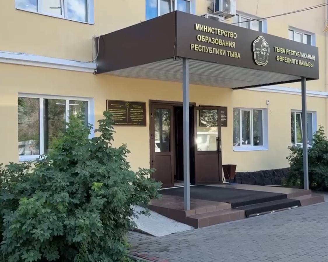 В Туве замминистра образования подозревается в хищении 2,4 млн рублей.   Следственный комитет по Республике Тыва возбудил уголовное дело в отношении замминистра образования Тувы. Её подозревают в мошенничестве, совершённом группой лиц по предварительному сговору.  По версии следствия, в 2022 году чиновница в сговоре с сотрудниками министерства и руководством коммерческой фирмы организовала заключение госконтракта на поставку товаров для детсадов по завышенной цене. При рыночной стоимости в 2,4 млн рублей, из бюджета было перечислено более 4,9 млн. Разницу участники схемы присвоили.  «В настоящее время по месту проживания и работы подозреваемой проводятся обыски, изымается необходимая для следствия документация, выполняются иные следственные действия, направленные на сбор доказательственной базы, принимаются предусмотренные законом меры к возмещению причиненного ущерба.» — говорится в сообщении ведомства.