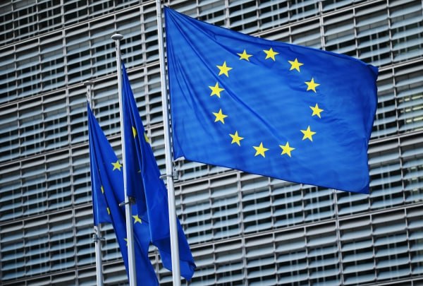Politico узнало сроки выдвижения предложений Еврокомиссией по 19 му пакету санкций Их могут представить до конца недели По информации издания Брюссель уже начал консультации по новым рестрикциям в отношении Москвы с послами ЕС В материале не уточняется о каких именно санкциях идёт речь Подпишись на Говорит Москва
