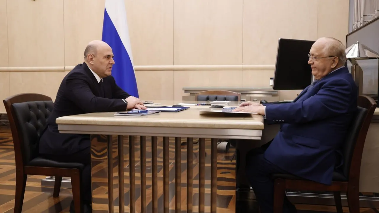 Михаил Мишустин и Виктор Садовничий обсудили новую модель высшего образования и мегапроекты МГУ Председатель Правительства РФ Михаил Мишустин провел рабочую встречу с ректором Московского государственного университета имени М В Ломоносова naukamsu президентом Российского союза ректоров Виктором Садовничим Основными темами для обсуждения стали реализация пилотного проекта по переходу на новую модель высшего образования развитие инфраструктуры главного вуза страны и запуск новых образовательных программ включая факультет искусственного интеллекта Встреча прошла в Доме Правительства накануне 6 мая Премьер министр отметил ключевую роль МГУ в процессах технологического развития России особо выделив кластер Ломоносов как успешный пример современной площадки для коммерциализации инноваций Новые образовательные стандарты поиск консенсуса Ключевым вопросом повестки стала реализация указа Президента о возврате к традиционной базовой подготовке специалистов Виктор Садовничий доложил что сейчас в пилотном проекте участвуют уже 17 вузов Однако он обратил внимание главы кабинета министров на озабоченность научного сообщества связанную с предложением укрупнить образовательные стандарты с 58 до 15 направлений Укрупнённые естественные науки физика астрономия химия биология это хорошо Но учёные задают вопросы у биологов практика у химиков лабораторные у математиков свой подход То же в гуманитарной сфере языкознание история философия и теология требуют разного подхода Мне пришло около 20 писем ведущих учёных с просьбой отнестись к этому внимательно подчеркнул ректор МГУ Михаил Мишустин заверил что итоговые решения будут приниматься только с учетом мнения профессионального сообщества Здесь все решения будут приниматься с учётом конечно мнения учёных отметил премьер министр согласившись с необходимостью широкого обсуждения перед финальным утверждением стандартов Технологическое лидерство ИИ медицина и долина Ректор МГУ подробно рассказал о трех крупнейших научных проектах университета Передовая инженерная школа ПИШ pish rut Создана на базе нового здания объединяет 7 факультетов Главное направление инжиниринг лекарственных средств и опережающее импортозамещение в фармацевтике Объем финансирования составляет 400 млн рублей Факультет искусственного интеллекта и Центр ИИ В этом году состоится первый набор бакалавров и магистров Кроме того университет выиграл грант почти на 1 млрд рублей с учетом софинансирования на создание научного центра ИИ куда вошли мехмат физфак и химфак Кластер Ломоносов Инновационная долина МГУ Проект который Виктор Садовничий сравнил с улучшенной версией Силиконовой долины На 17 гектарах земли университета уже построено три кампуса работает 300 компаний а доход за прошлый год составил 90 млрд рублей Московский университет ведёт крупные научные проекты Он занимает первые места не только в России но и в мире Это надо удерживать всеми силами резюмировал Виктор Садовничий Международное сотрудничество В ходе беседы также было отмечено успешное развитие международных проектов Филиал МГУ в Шэньчжэне совместно с Пекинским политехническим университетом стал одним из ведущих вузов Китая с контингентом 5 тысяч студентов Также стороны подтвердили запуск Российско Китайского института фундаментальных исследований объединяющего усилия ученых двух стран в области математики физики химии и биологии Михаил Мишустин поблагодарил Виктора Садовничего за работу и пожелал успехов профессорско преподавательскому составу студентам и аспирантам МГУ в достижении научно образовательного суверенитета страны Правительство РФ       Telegram МАХ Дзен Бот для связи