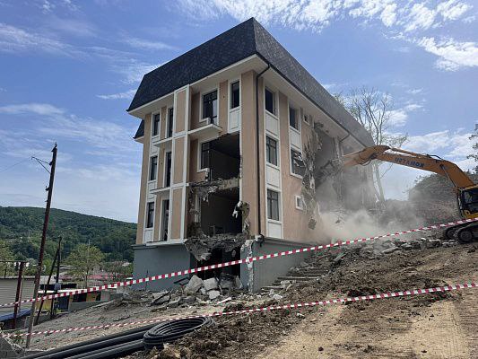 Незаконно построенные многоквартирный дом и коммерческое здание сносят в Сочи Адлерский районный суд вынес решения о сносе двух капитальных объектов — многоквартирного дома без заселения и коммерческого здания, расположенных в Кудепсте. В ходе проверок выявили, что здания возведены с нарушением градостроительных норм и без необходимой разрешительной документации. Именно это стало основанием для подачи администрацией Сочи судебного иска о сносе незаконных строений. Суд полностью удовлетворил требования мэрии, обязав застройщиков самостоятельно демонтировать объекты за свой счет. Сейчас здания ликвидируют при содействии Главного межрегионального специализированного управления Федеральной службы судебных приставов.