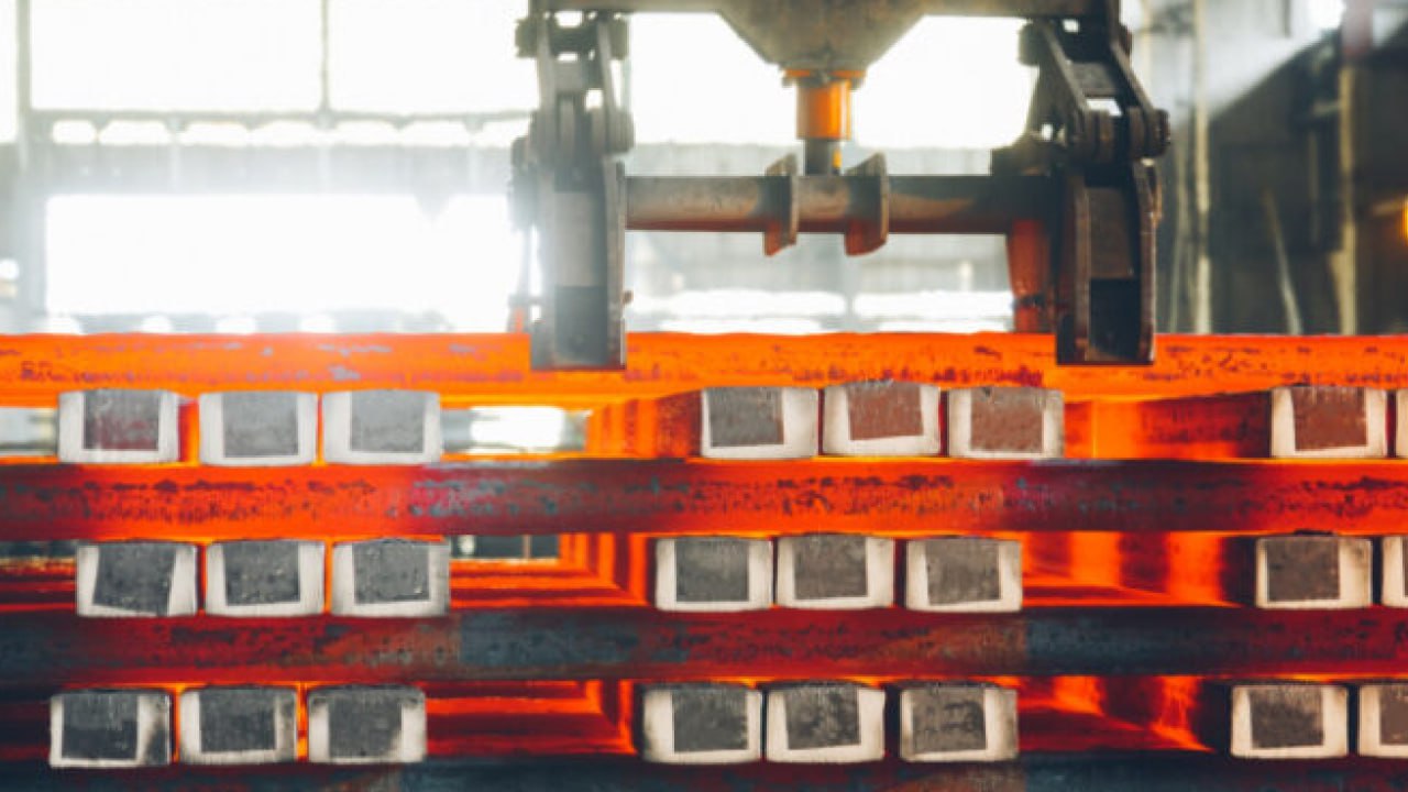 Россия вышла в лидеры поставок стали на турецкий рынок По итогам января ноября 2025 года Россия заняла первое место среди поставщиков стали в Турцию существенно нарастив объёмы экспорта Как следует из данных Турецкой ассоциации производителей стали TCUD поставки из РФ увеличились на 44 в годовом выражении и достигли 4 1 млн тонн Об этом сообщает Коммерсантъ Вторую позицию занял Китай который также усилил присутствие на турецком рынке объёмы китайского экспорта выросли на 19 4 до 4 млн тонн Таким образом именно российские и китайские металлурги сформировали основной приток импортной стали в страну Турция остаётся одним из ключевых внешних направлений для российских металлургических компаний Их позиции традиционно поддерживаются ценовой конкурентоспособностью и относительно короткой логистикой Дополнительным фактором роста экспорта в 2025 году стал сдержанный спрос на внутреннем рынке РФ Помимо готового проката Россия активно увеличивала поставки полуфабрикатов В частности доля российских слябов в структуре импорта Турции превысила 50 а в сегменте чугуна достигла почти 80 В годовом выражении отгрузки слябов выросли более чем на 50 а поставки чугуна более чем вдвое В TCUD связывают усиление экспорта из России с ограниченным доступом российских компаний к ряду других зарубежных рынков на фоне санкционных ограничений Рост китайских поставок в свою очередь объясняется переориентацией избыточных объёмов на внешние рынки из за замедления спроса внутри КНР Активный приток стали из РФ и Китая усилил конкурентное давление на турецких производителей В ассоциации отмечают что в 2026 году экспорт КНР может продолжить рост внутренний спрос в стране по прогнозам снизится ещё на 1 Ранее в TCUD допускали что объёмы китайских поставок в Турцию могут приблизиться к 5 млн тонн в год Увидели интересную ситуацию на производстве или в логистике Делитесь новостями фото и видео с редакцией pgm editorial   новости industrialRussia