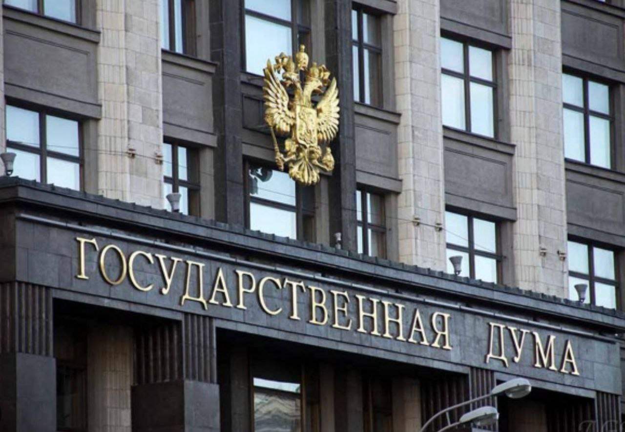 Профсоюзы СОЦПРОФ поддержали инициативу о гарантированной минимальной численности работников граждан России Глава Комитета Госдумы по труду социальной политике и делам ветеранов Ярослав Нилов предложил закрепить на законодательном уровне норму о гарантированной минимальной численности работников граждан России в отдельных отраслях Соответствующее письмо депутат направил вице премьеру Татьяне Голиковой и министру труда Антону Котякову В документе как сообщает Парламентская газета Нилов сослался на международный опыт во многих странах существуют ограничения по найму иностранных работников а также меры поддержки работодателей отдающих приоритет собственным гражданам По словам депутата сегодня в России рекордно низкий уровень безработицы а предприятия конкурируют за сотрудников Однако отметил он не все компании стремятся создавать рабочие места именно для россиян и обеспечивать им достойный уровень заработной платы И ладно если мигрант развозит пиццу или подметает двор но в некоторых отраслях большая доля иностранцев не просто не нужна а может быть вредна и опасна подчеркнул парламентарий Письмо министру и вице премьеру он написал после консультации с экспертным сообществом Тем более что Татьяна Голикова возглавляет Российскую трёхстороннюю комиссию по регулированию социально трудовых отношений Позиция профсоюзов СОЦПРОФ Идею депутата прокомментировал председатель Объединения профсоюзов России СОЦПРОФ Сергей Вострецов Он отметил что профсоюзное движение давно поднимает вопрос о балансировании рынка труда и защите интересов российских граждан Мы не против трудовой миграции как таковой экономика в определённых секторах действительно не обходится без неё Но есть принципиальные вещи Государство обязано гарантировать что ключевые отрасли от которых зависят безопасность социальная стабильность и качество жизни граждан будут опираться прежде всего на труд россиян Это не вопрос ксенофобии или закрытия границ это вопрос национальной устойчивости Когда доля иностранных работников становится чрезмерной страдает не только рынок труда но и сама мотивация работодателей проще завозить дешёвую рабочую силу чем повышать зарплаты инвестировать в подготовку кадров и создавать достойные условия Поэтому мы поддерживаем инициативу о введении минимальной численности российских сотрудников в отдельных отраслях Это может стать сигналом бизнесу работник гражданин России не расходный материал а главный ресурс страны И чем быстрее работодатели это осознают тем устойчивее и здоровее будет наше общество Таким образом инициатива Ярослава Нилова получила поддержку со стороны профсоюзного сообщества По мнению экспертов профсоюзов СОЦПРОФ её реализация может стать шагом к формированию более справедливого рынка труда где приоритет в занятости и достойных условиях будет отдан гражданам России Канал Сергея Вострецова