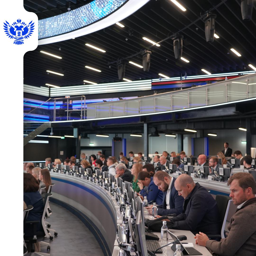 ‼ Отобраны 969 основных показателей оценки состояния отечественной системы образования По поручению Председателя Правительства Михаила Мишустина, которое было дано на стратсессии по разработке Стратегии развития образования, проведена оценка около 50 000 показателей системы образования. По основным из них Координационный центр Правительства и все федеральные министерства и ведомства будут вести мониторинг и оценку состояния отрасли. «Благодаря совместной работе с министерствами и ведомствами мы сформировали 969 основных показателей оценки системы образования всех уровней. Они представляют единую модель данных, которая будет использоваться регионами, ФОИВ, образовательными организациями. И именно эта система данных станет ориентиром для мониторинга, оценки и принятия управленческих решений», — сообщил Заместитель Председателя Правительства России Дмитрий Чернышенко. Ключевые показатели сформированы по группам, а также в разрезе уровней образования: педагогические кадры; заработная плата; материально-техническое обеспечение; контингент обучающихся; внеучебная деятельность; ГИА и ВПР; качество образования; дополнительные занятия; общественная деятельность; отдых и оздоровление; социологические показатели и другим. Вице-премьер отметил, что в работе необходимо опираться не только на статистические данные, но и на обратную связь от граждан. #Новости_МП