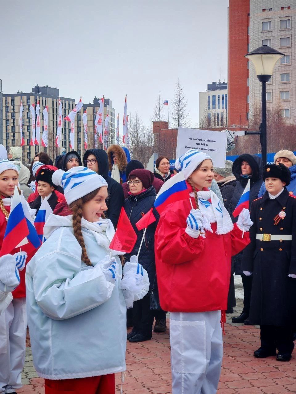 Над Новым Уренгоем подняли Знамя Победы. Торжественная церемония поднятия флага состоялась на центральной площади газовой столицы перед городской администрацией. Флаг поднимали под звуки песни «Знамя Победы», после чего присутствующие почтили память павших на полях сражений Великой Отечественной войны героев минутой молчания. #новыйуренгой #знамяпобеды #ГодГероев89 #ГОД_ЗАЩИТНИКА_ОТЕЧЕСТВА_2025 #Победа80