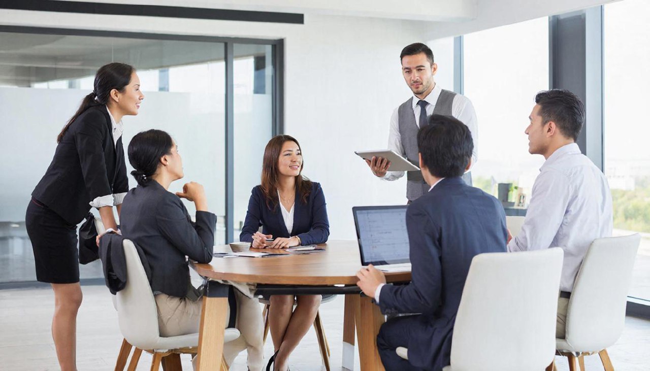 По данным платформы МТС Линк в Астраханской области за 2025 год количество онлайн встреч и вебинаров выросло более чем в 3 5 раза по сравнению с 2024 годом Прирост рабочих встреч составил 252 а вебинаров почти 48 Активно использовались ИИ инструменты функции размытия или замены фона стали применять почти в 8 раз чаще также выросло использование аватаров масок бьютификаций и умного зума ИИ ассистент помогал ориентироваться в переписках и встречах напоминать о договорённостях и формировать краткие сводки Наибольшую активность в использовании платформы показали организации из сферы образования государственного сектора и бизнеса Технический директор МТС в Астраханской области Андрей Кожарин отметил что тренд на использование онлайн форматов и ИИ инструментов будет усиливаться