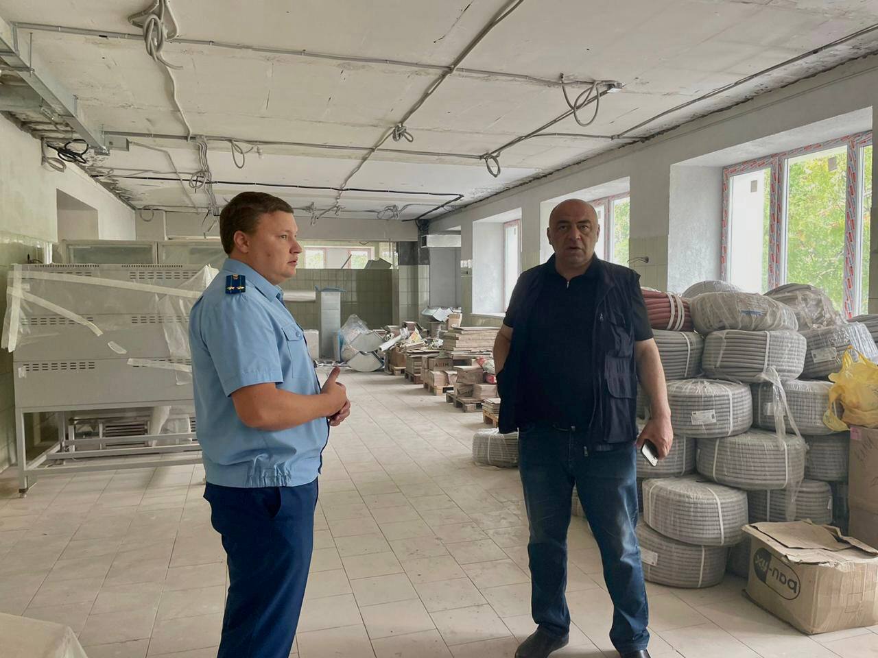Прокурор города Мегиона Александр Лукьянов с целью контроля за ходом ремонта осуществил выезд в среднюю общеобразовательную школу № 4.  Руководителем надзорного ведомства с участием представителей государственного заказчика и подрядной организации дана оценка выполнению работ по внутренней отделке помещений, монтажу инженерных сетей отопления, окон и кровли корпуса №1 образовательного учреждения.  Прокурор города указал на необходимость соблюдения установленных сроков окончания выполнения работ.  Выезды на указанный объект в целях контроля осуществляются на регулярной основе.