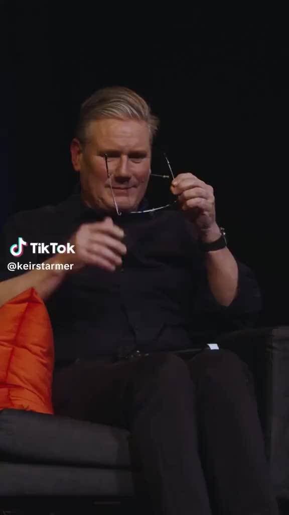 Кир Стармер пародирует Эмманюэля Макрона в TikTok на комедийном шоу