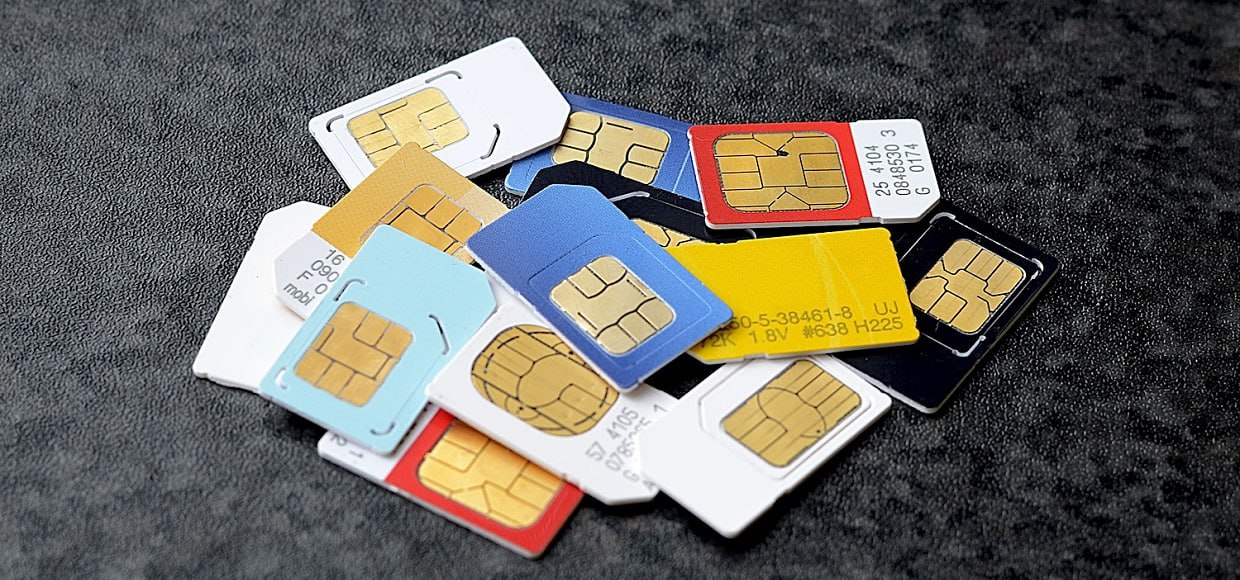 В КР за передачу SIM-карт теперь предусмотрена уголовная ответственность Президент подписал Закон «О внесении изменений в Уголовный кодекс Кыргызской Республики». Целью документа является предотвращение предоставления или продажи лицом своей банковской карты, счета, электронного кошелька, мобильного банкинга, SIM-карты или других финансовых реквизитов третьим лицам, что будет способствовать снижению уровня преступлений, совершаемых посредством IT-технологий. Законом предлагается дополнить УК КР нормой, устанавливающей ответственность за умышленную передачу или продажу третьим лицам электронных средств платежа, кошелька виртуального актива и SIM-карты статья 209 . Также документом определяется понятие «электронные средства платежа». Напомним, за 12 месяцев 2024 года на территории КР возбуждено 1 тысяча 658 уголовных дел в сфере IT-технологий, из них раскрыто только 796.