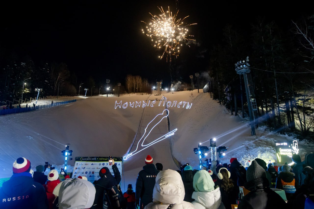 В Южно-Сахалинске прошли всероссийские соревнования по прыжкам на лыжах с трамплина "Сахалинские ночные полеты"  16+    Всего в соревнованиях принимали участие 26 спортсменов из разных городов России. Среди них — серебряный призер зимних Олимпийских игр 2022  16+  года Данил Садреев и многократная победительница этапов Кубка России  16+ , участница этапов Кубка мира  16+  Кристина Прокопьева.   Островной регион представили опытные сахалинские летающие лыжники, в том числе двукратные чемпионы России 2024 года — Александр Баженов, Максим Колобов, Никита Лобода и Денис Гон.   Фото: правительство Сахалинской области   SakhalinMedia   Прислать новость