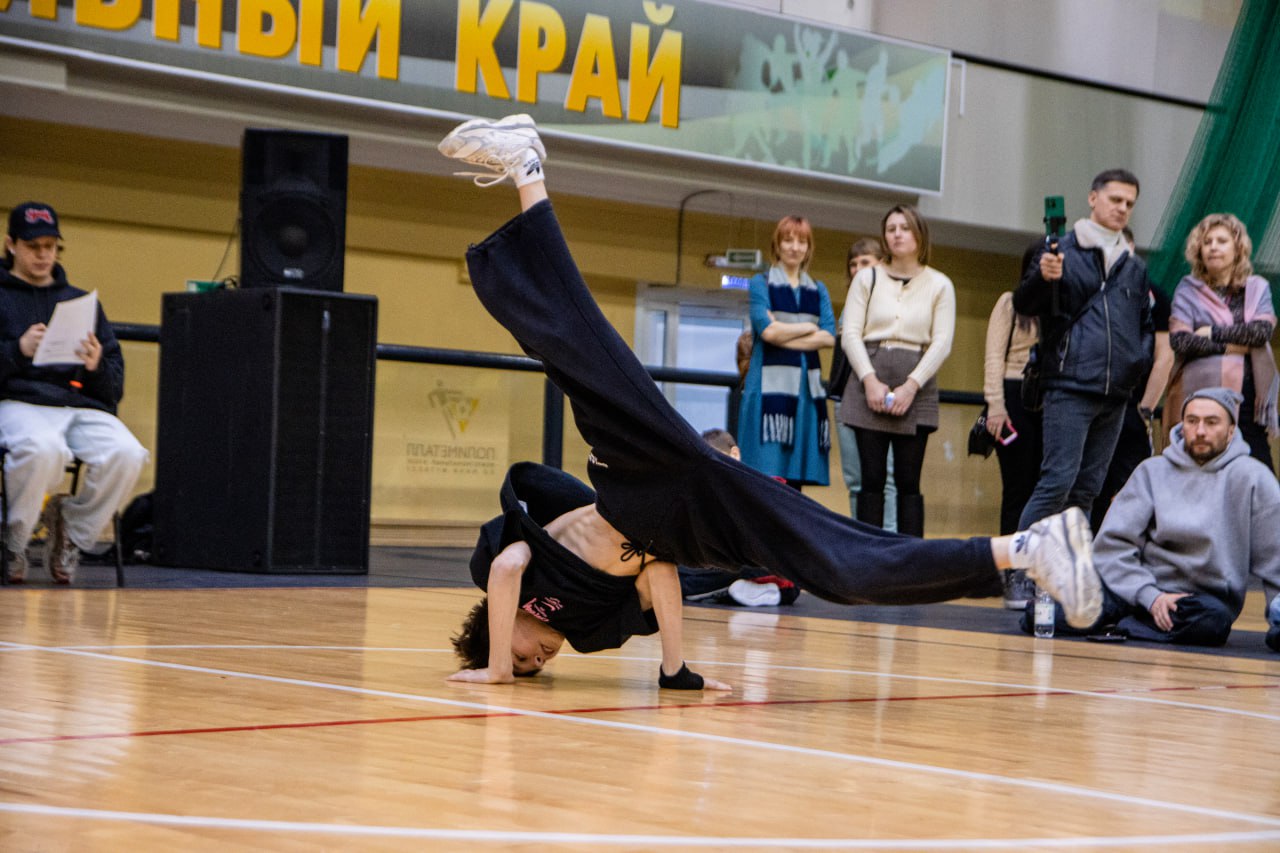 В Хабаровске проходит Чемпионат края по брейкингу  В универсальном краевом спортивном комплексе собрались лучшие брейк-танцоры Хабаровска и Комсомольска-на-Амуре. Здесь проходят соревнования, по итогам которых будет сформирована сборная команда региона для участия в Первенстве и Чемпионате России, которые пройдут в апреле в Москве.      Подписаться -