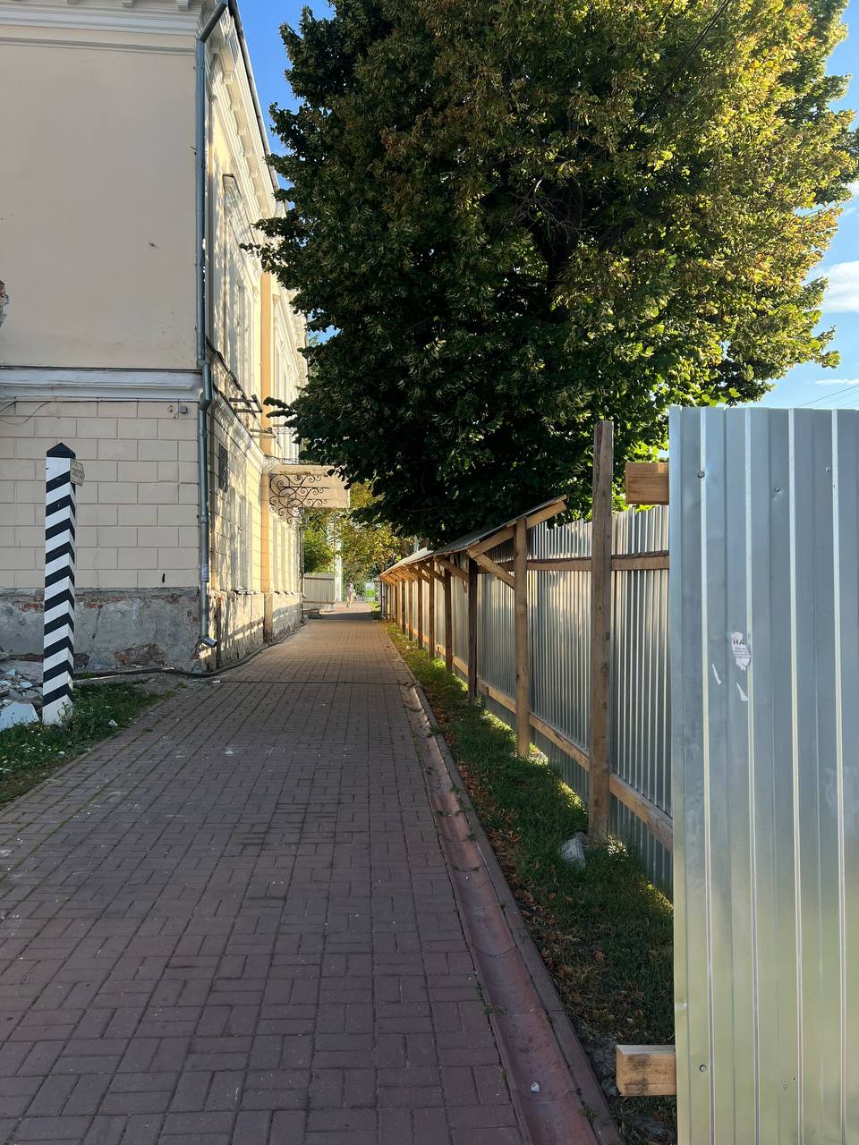 Реконструкция Литературного музея «Дом Языковых» продолжается. Ремонтные работы проходят поэтапно. Задача на этот год - усилить фундамент, восстановить левый пристрой и провести ремонт кровли. ⁉ Как это будет осуществляться? На данный момент уже укрепили фундамент здания с трех сторон и разобрали пристрой до перекрытия первого этажа, при этом основная часть здания не затронута. Чтобы установить сваи с лицевой стороны здания, в ближайшее время будет перекрыт пешеходный тротуар вдоль музея. От ГИБДД Ульяновска получены необходимые разрешения на установку временных дорожных знаков. Следующим этапом будет восстановление пристроя. Напомним, что внешняя часть будет выполнена из исторического кирпича, а остальные элементы — из современного реставрационного материала. После этого полностью обновят кровлю здания.