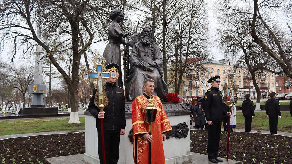 У Благовещенского собора в Воткинске Удмуртской Республики открыли памятникам священномученикам Николаю Чернышеву и и его дочери Варваре Освятил мемориал митрополит Ижевский и Удмуртский Викторин. Деньги на установку памятника собирали горожане и жители республики. Авторы памятника — скульптор Алексей Игнатов из Студии военных художников имени Грекова Минобороны России и архитекторы Алексей Темников и Елена Забродина. Протоиерей Николай Чернышев и его дочь Варвара пострадали за веру в 1919 году. Будучи благочинным Воткинского округа, отец Николай продолжал служение в тяжелые годы революции и гражданской войны, духовно окормляя паству. Его дочь самоотверженно помогала раненым белогвардейцам в качестве медицинской сестры. Оба они были расстреляны 2 января 1919 года на берегу Воткинского пруда после занятия посёлка Красной Армией. В 2018 году Архиерейским собором Русской Православной Церкви они были причислены к лику святых. Первоначально погребенные на Нагорном кладбище, их святые мощи теперь пребывают в Благовещенском соборе.