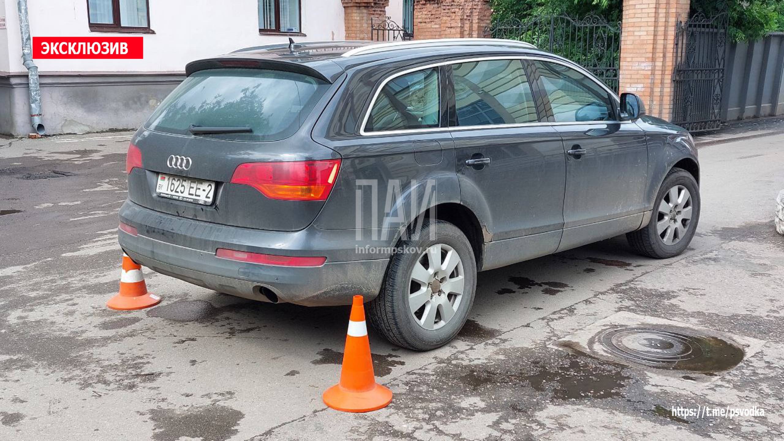 В Великих Луках Audi сбил женщину на проспекте Ленина На проспекте Ленина, 41 водитель внедорожника совершил наезд на пешехода. По предварительной информации, пострадавшая женщина была экстренно госпитализирована бригадой скорой помощи. На месте работают сотрудники ГАИ, устанавливаются все обстоятельства ДТП.
