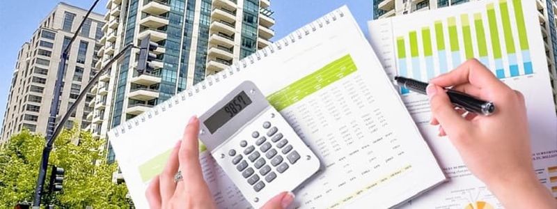 С 19 декабря 2025 года изменится база расчета индекса Мосбиржи фондов недвижимости В базу расчета индекса войдут паи ЗПИФН Активо флиппинг УК Альфа Капитал и ЗПИФН Современный 10 СФН При этом паи ЗПИФН Современный Арендный бизнес СФН и ЗПИФН Коммерческая недвижимость СФН покинут базу расчета Индекс рассчитывается на основе цен паев закрытых паевых инвестиционных фондов ЗПИФ инвестирующих в недвижимость Для включения в базу расчета индекса Мосбиржи фондов недвижимости коэффициент ликвидности паев должен составлять не менее 1 5 медианный объем торгов рассчитанный за 3 месяца предшествующие дате формирования базы расчета не менее 150 тыс руб в день