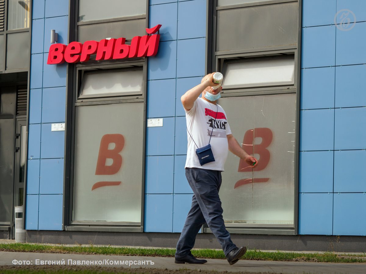 Розничная сеть Верный может сменить владельца Как стало известно Ъ ее основатель Андрей Рогачев ведет поиск покупателя на свой бизнес Стоимость компании оценивается в 25 35 млрд руб Ключевыми претендентами выступают крупнейшие торговые сети Сеть Верный существует с 2012 года Сам Андрей Рогачев в 1999 году основал сеть Пятерочка а в 2004 году Карусель Сейчас обе они входят в периметр X5 Верный объединяет более 1 2 тыс магазинов расположенных в Москве Санкт Петербурге Великом Новгороде Ярославле Калуге Екатеринбурге Владимире Туле Твери и прилегающих областях Эксперты отмечают что Верный непростой актив его магазины сосредоточены преимущественно в центре страны где ключевые ритейлеры и так занимают существенную долю рынка Ъузнал