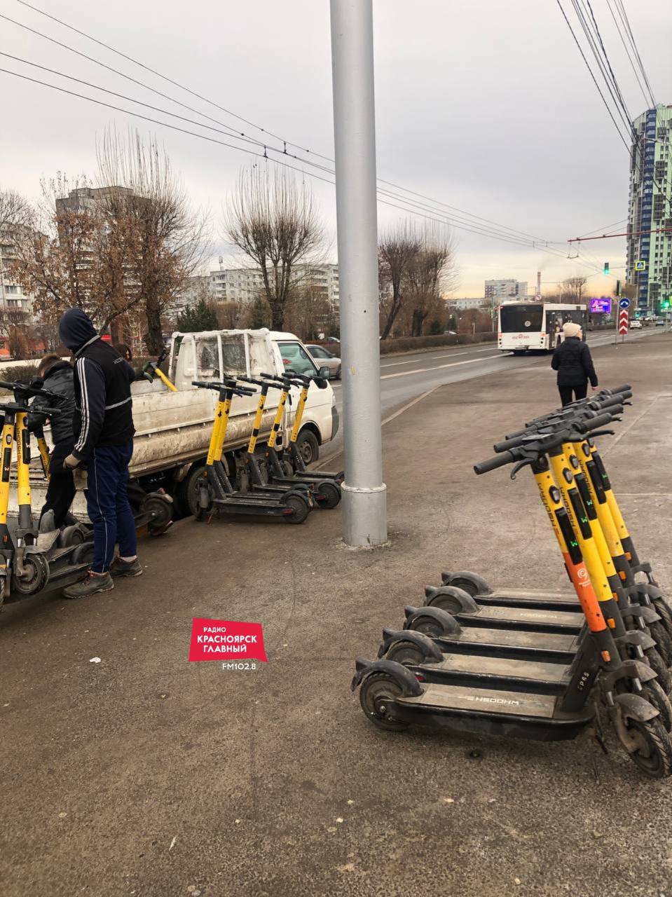 В этом году в Красноярске сезон электросамокатов может начаться раньше  Причина тому — малоснежная зима. Как только он сойдёт, на дорогах появятся самокатчики, уверены в ГАИ.  Напомним, что первое ДТП с участием электросамокатчиков в прошлом году в Красноярске произошло 1 марта. А всего за прошлый год в городе случилось порядка 250 таких аварий. Это вдвое больше, чем по итогам 2023 года.  Красноярск Главный