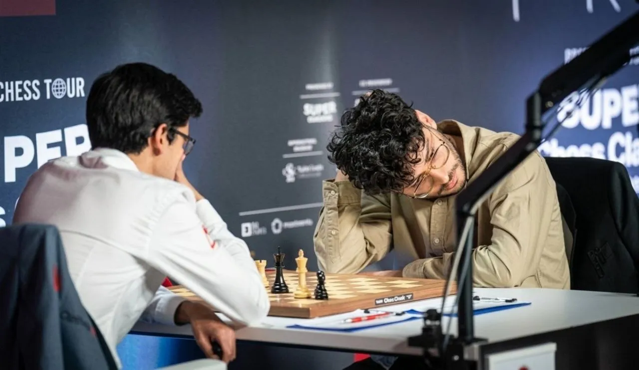 Путь воина Алиреза продолжит турнир с травмой ноги Организаторы Grand Chess Tour После третьего раунда Алиреза Фирузджа получил травму лодыжки К счастью перелома не произошло После консультаций со своей командой и организаторами он решил продолжить турнир в специальном помещении по договоренности с соперниками в присутствии арбитра В 5 м раунде Superbet Chess Classic Romania Алиреза Фирузджа сыграет против Джавохира Синдарова