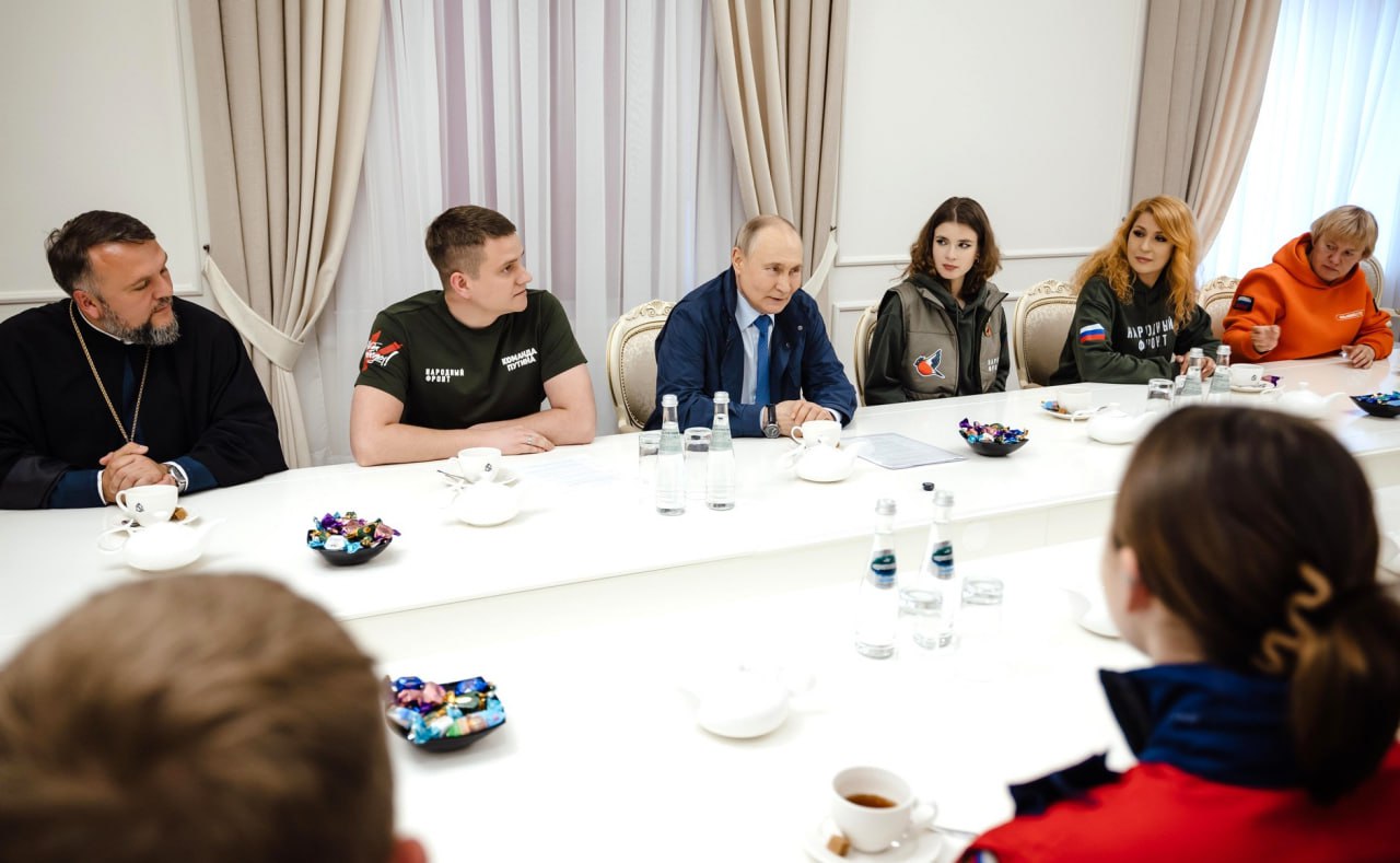 Президент встретился с врио губернатора Курской области Александром Хинштейном Кадры встречи публикует Кремль. !