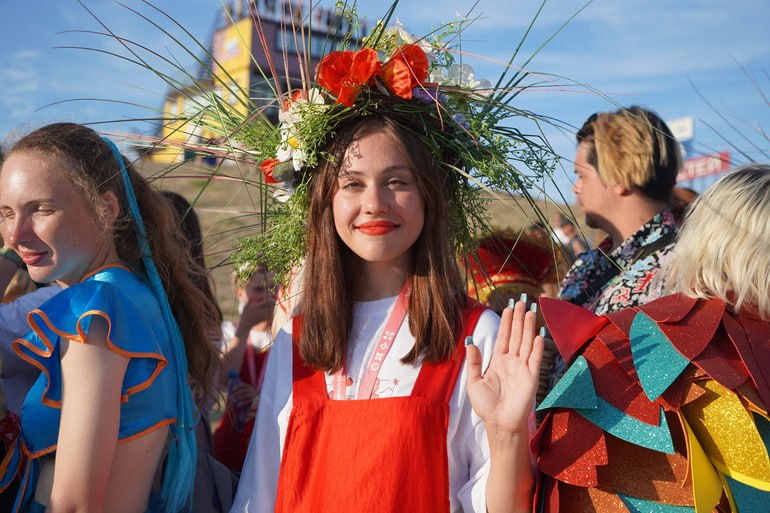 Коллектив Северные зори из Череповца выиграл главные награды международного фестиваля национальных танцев в Джакарте где участвовали 80 творческих коллективов из разных стран Череповчане выступали под номером 54 и одержали победу в двух ключевых номинациях Лучший танцевальный ансамбль Лучшая парадная постановка Это позволило им стать абсолютными чемпионами престижного конкурса Фестиваль в столице Индонезии собрал участников из таких стран как Мексика Турция Болгария Польша Индия Таиланд Филиппины США и многие другие Российский коллектив представил богатство национальной культуры и традиций