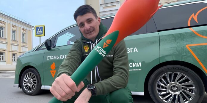 Всероссийская эстафета факела «Огонь жизни», которая направлена на привлечение добровольцев в Федеральный регистр доноров костного мозга, проходит в Екатеринбурге 12 мая Старт эстафете в Историческом сквере столицы Урала даст амбассадор донорства костного мозга в России Артем Алискеров. В числе факелоносцев — представители органов власти, почетные доноры, общественные деятели, спортсмены, педагоги и работники системы здравоохранения, ветераны боевых действий и волонтеры. Маршрут забега охватит набережную Исторического сквера, Плотинку, Набережную рабочей молодежи и Олимпийскую набережную. Подробнее читайте на сайте «Областной газеты». департамент информационной политики Свердловской области Подписаться на «ОГ» Поддержать канал