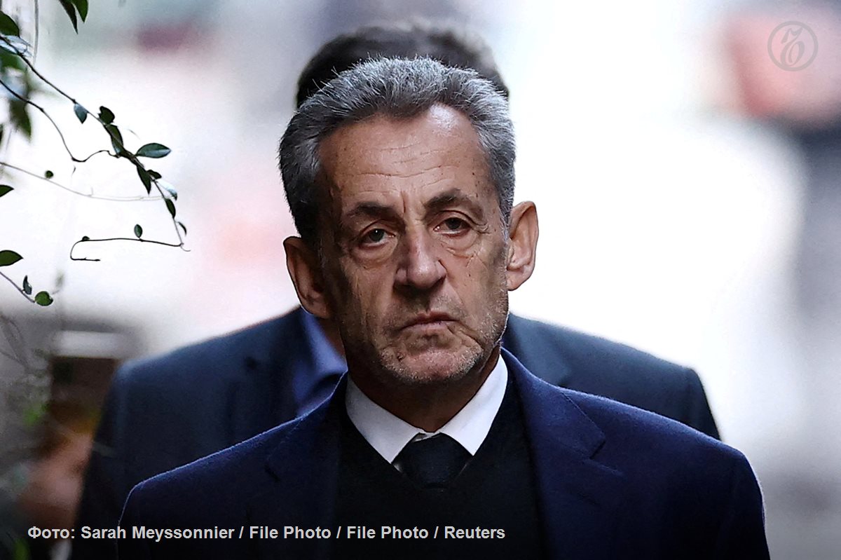 Дневник заключенного новая книга экс президента Франции Николя Саркози вышла в издательстве Fayard 10 декабря Книга выглядит не столько дневником сколько смесью политического трактата и эмоционального шока В ней рассказывается о трех неделях которые автор провел в тюрьме Санте Над краткостью срока сейчас посмеиваются То сравнивают 21 день Саркози и 27 лет Нельсона Манделы то подсчитывают с какой скоростью должен был писать бывший президент чтобы успеть с 216 страничной книгой под рождественскую елку Конечно он работал над ней не только в тюрьме но и после освобождения И все же выходит около семи страниц в день отмечает корреспондент Ъ Алексей Тарханов Я писал шариковой ручкой за маленьким столом из фанеры каждый день Я отдавал страницы адвокатам а они передавали их моей секретарше чтобы она перепечатала текст Я писал единым духом не останавливаясь Потом перечитал себя И понял что рассказал несколько историй историю моей жизни в тюрьме историю моего судебного процесса но также историю моей семьи которая так мне помогла Именно этого я и хотел говорит сам Николя Саркози Алексей Тарханов пролистал книгу и делится впечатлениями Подписывайтесь на Ъ в Telegram в MAX Оставляйте бусты