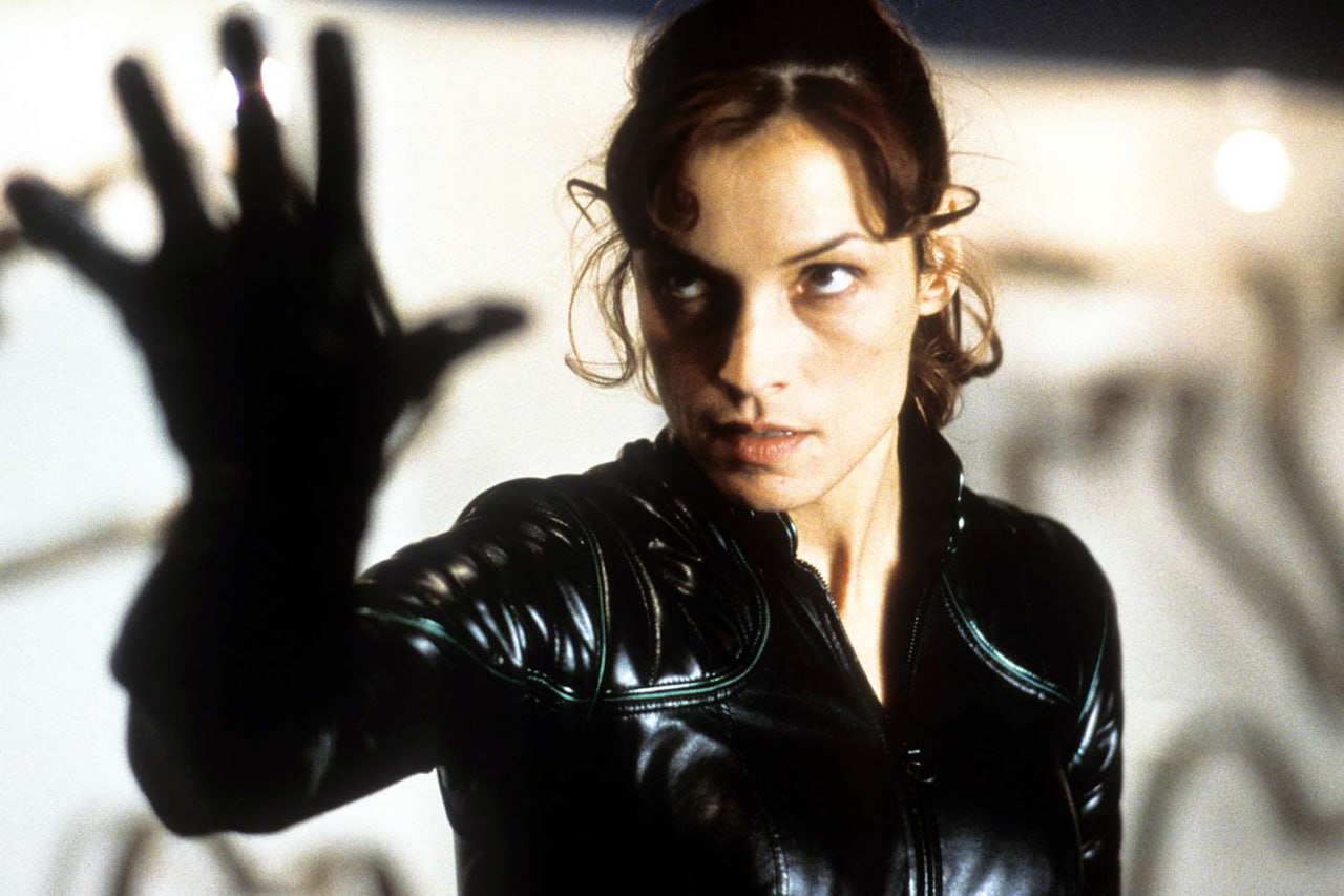 Фамке Янссен известная по Людям Икс и Золотому глазу станет гостем Comic Con Игромир который пройдет с 12 по 14 декабря в Тимирязев Центре в Москве Она посетит все три дня мероприятия где выступит на центральной площадке Фанаты смогут пообщаться с актрисой задать интересующие вопросы и получить автограф Также на Comic Con Игромир приедет художник Эсад Рибич работавший над комиксами Marvel в том числе над Секретными войнами 2015 года Больше подробностей о том что ждет на фестивале поп культуры мы собрали в нашем материале Кинопоиск Новости