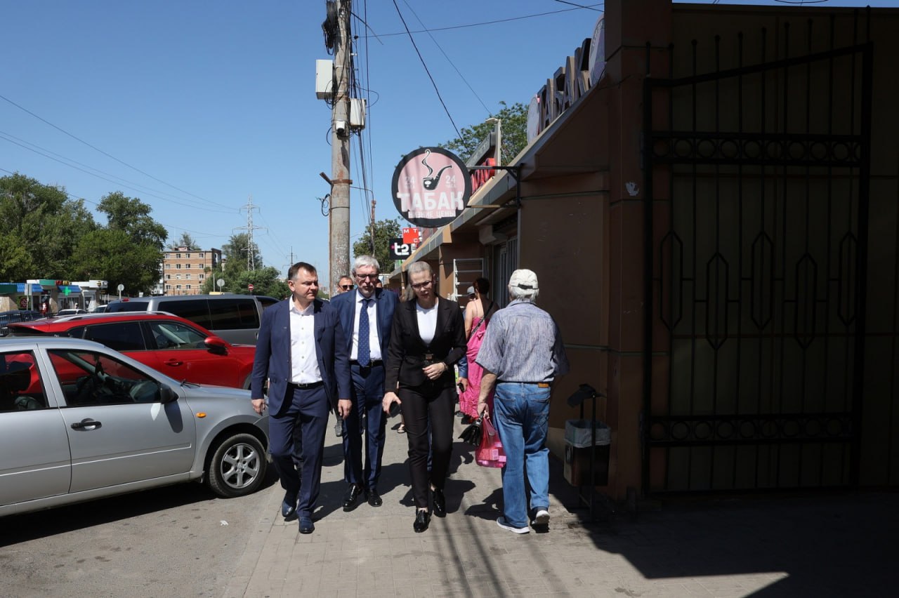На совещании, где обсуждали ситуацию в сфере нестационарной торговли на Дону, глава региона призвал ее «выйти из тени».   Чтобы оценить масштабы, накануне совещания, врио губернатора побывал на улицах донской столицы где разместились объекты нестационарной торговли  НТО . Он прошел по торговым рядам на Днепровском и Вятской, побывал на Симферопольской, где развернулась стихийная торговля, и осмотрел овощные шатры на улице Погодина.  «Бардак под открытым небом на большой территории на Вятской и Днепровском – одних из самых проездных и проходных улиц. И это не единственная точка, к сожалению, в Ростове, Такое можно было увидеть в 90-х, и такого давно уже нет в больших уважающих себя городах. Без разрешения, под ЛЭП, какой-то мини-черкизон, торговля идет с вросших в землю «Газелей». Что-то продается в прямом смысле слова с земли, что угрожает здоровью людей. Понимаю, торговля – особая сфера, но есть правила, и они должны соблюдаться»,  — заявил глава региона.  Юрий Слюсарь подчеркнул, что торговля должна производиться с оформлением всех необходимых разрешений, переводом на безналичный расчет и уплатой налогов. Торговые точки и продукция, не должны угрожать здоровью жителей, а объекты нестационарной торговли должны иметь единый вид и соответствовать городскому архитектурному облику.      Подписаться   Прислать нам новость