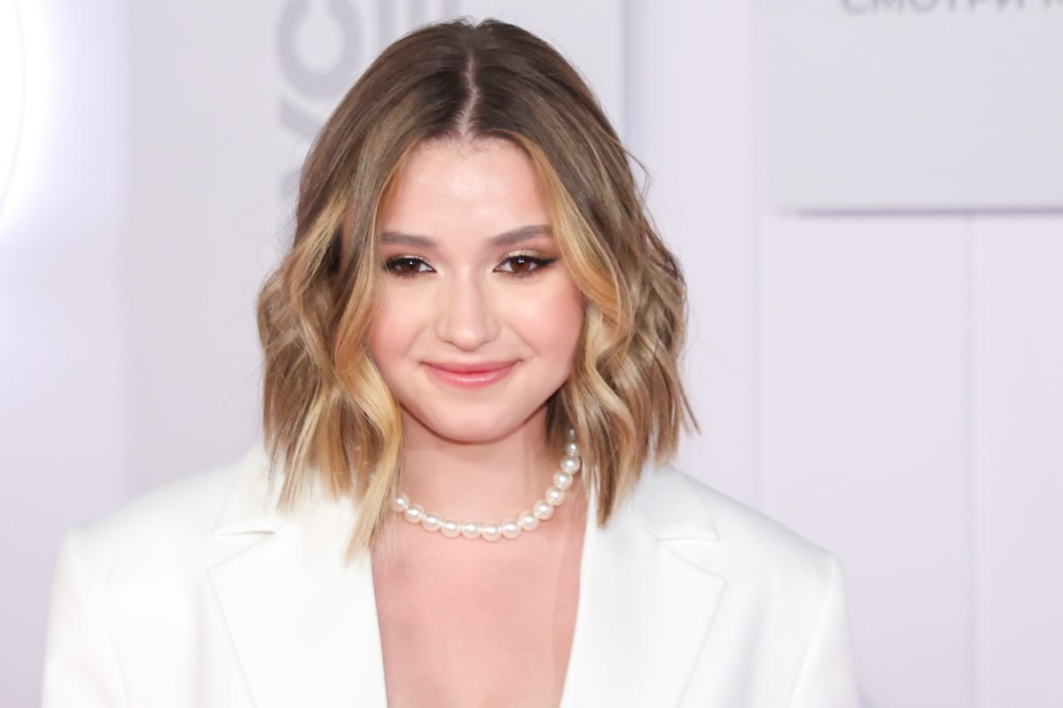 Камила Валиева объявила о возвращении к соревнованиям после дисквалификации Фигуристка Камила Валиева отбывшая дисквалификацию за допинг сообщила в телеграм канале что выступит на чемпионате России по прыжкам и Кубке Первого канала По словам фигуристки на втором турнире она впервые покажет одну из своих новых программ Чемпионат по прыжкам пройдет 31 января 1 февраля командный Кубок Первого канала 18 23 марта Дисквалификация Валиевой за триметазидин закончилась 25 декабря Она возобновила спортивную карьеру под руководством тренера Светланы Соколовской в школе Татьяны Навки до допинг скандала она тренировалась у Этери Тутберидзе Global Look Press Подписаться на РБК Спорт