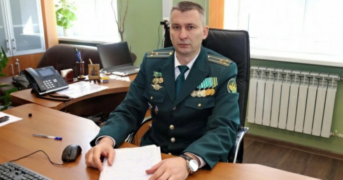 В Калининградской таможне вновь сменился руководитель С 1 октября исполняющий обязанности начальника Калининградской областной таможни Денис Партоменко стал начальником этой же таможни И о главы областной таможни полковник Денис Партоменко стал 19 мая С конца апреля он был заместителем начальника Калининградской областной таможни куда пришел из Псковской таможни СЗТУ где занимал аналогичную должность Денис Партоменко родился 23 апреля 1980 года в Хабаровске В 2003 году окончил Хабаровский военный институт Федеральной пограничной службы России по специальности Юриспруденция Имеет награды ФТС России В таможенных органах работает с апреля 2005 года Начинал службу в отделении таможенной охраны отдела таможенной охраны и оперативно дежурной службы Хабаровской таможни Дальневосточного таможенного управления С 2008 по 2011 годы занимал должность замначальника таможенного поста в аэропорту Хабаровска До этого в течение двух лет возглавлял отдел таможенной охраны службы силового обеспечения Хабаровской таможни ДВТУ С 2012 по 2017 годы являлся оперуполномоченным по особо важным делам отдела по противодействию коррупции Хабаровской таможни ДВТУ С 2021 по 2024 годы руководил таможенным постом МАПП Бурачки Северо Западного таможенного управления До этого в течение четырех лет был начальником Биробиджанского таможенного поста в Хабаровске Подписаться