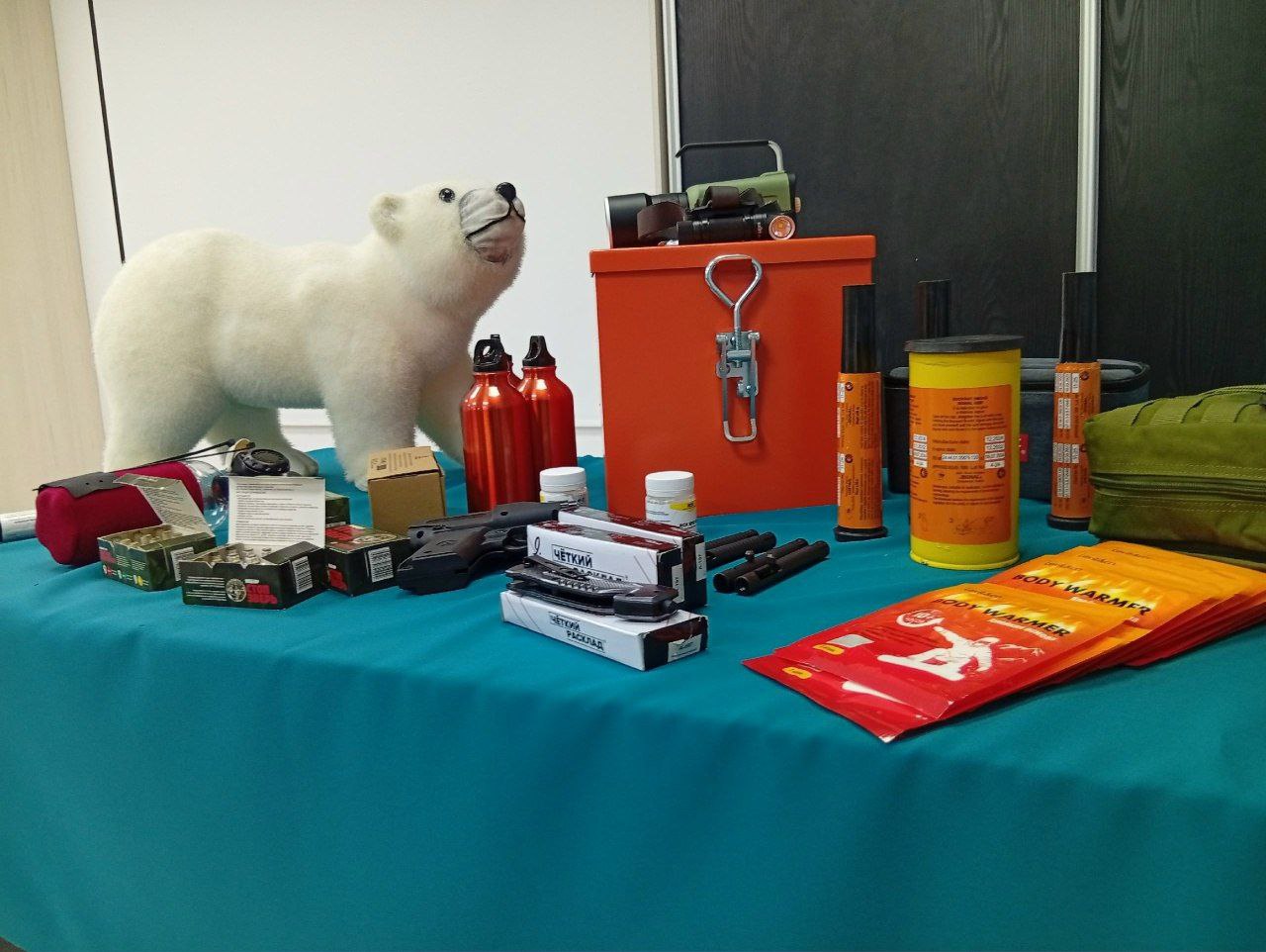 В России медвежьи патрули во всех регионах обитания белого медведя оснастят тревожными чемоданчиками   В визит центре Арктическое Посольство проекта Президентский медвежий патруль прошла презентация тревожных чемоданчиков предназначенных для отпугивания белого и любого другого медведя Об этом сообщили в националььном парке Русская Арктика Тревожные чемоданчики в дальнейшем поступят на вооружение медвежьих патрулей во всех регионах обитания белых медведей Сейчас комплект тестируют государственные инспекторы нацпарка В чемоданчике сигнальный пневматический свисток прожекторы дальнего действия светошумовые ракеты дымовые шашки медицинская аптечка и инструкции с подробными рекомендациями по действиям персонала и оказанию экстренной доврачебной помощи пострадавшим Напомним что набор средств предназначен для отпугивания медведей в случае встречи с ними Цель проекта Медвежий патруль обеспечить безопасность жителей и сохранить популяцию хозяина Арктики Если у вас есть интересные новости пишите нам сюда severokraibot