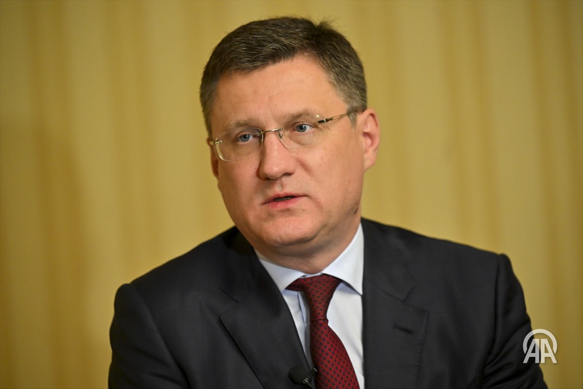 Вице-премьер РФ: Москва ждет продолжения долгосрочного сотрудничества с Анкарой по поставкам природного газа Заместитель премьер-министра России Александр Новак заявил, что Россия и Турция реализуют проекты, направленные на рост занятости и торговли. «Мы с нетерпением ждем продолжения нашего долгосрочного сотрудничества по поставкам природного газа и готовы расширять это сотрудничество. В этом направлении мы хорошо продвигаемся вперед», - сказал он, отвечая на вопросы «Анадолу» после 19-го заседания Межправительственной российско-турецкой комиссии по торгово-экономическому сотрудничеству, прошедшего в Москве. Подчеркнув, что Турция является дружественной страной для России, Новак сказал: «Несмотря на все трудности и мировую турбулентность, Турция остается доброжелательным партнером России. Торговля и объем товарооборота между нашими странами растут, отношения укрепляются». Отметив, что объем торговли между двумя странами в прошлом году приблизился к 60 миллиардам долларов, Новак добавил, что это означает рост на 6,7% по сравнению с предыдущим годом. «Мы постоянно движемся вперед в развитии торгово-экономических отношений», - сказал он. Он напомнил, что президент Реджеп Тайип Эрдоган и президент России Владимир Путин поставили цель довести объем торговли до 100 миллиардов долларов, и работа в этом направлении продолжается. ↘ Подробнее на нашем сайте: v.aa.com.tr/3616341 24/7 в сутки с Агентством «Анадолу»