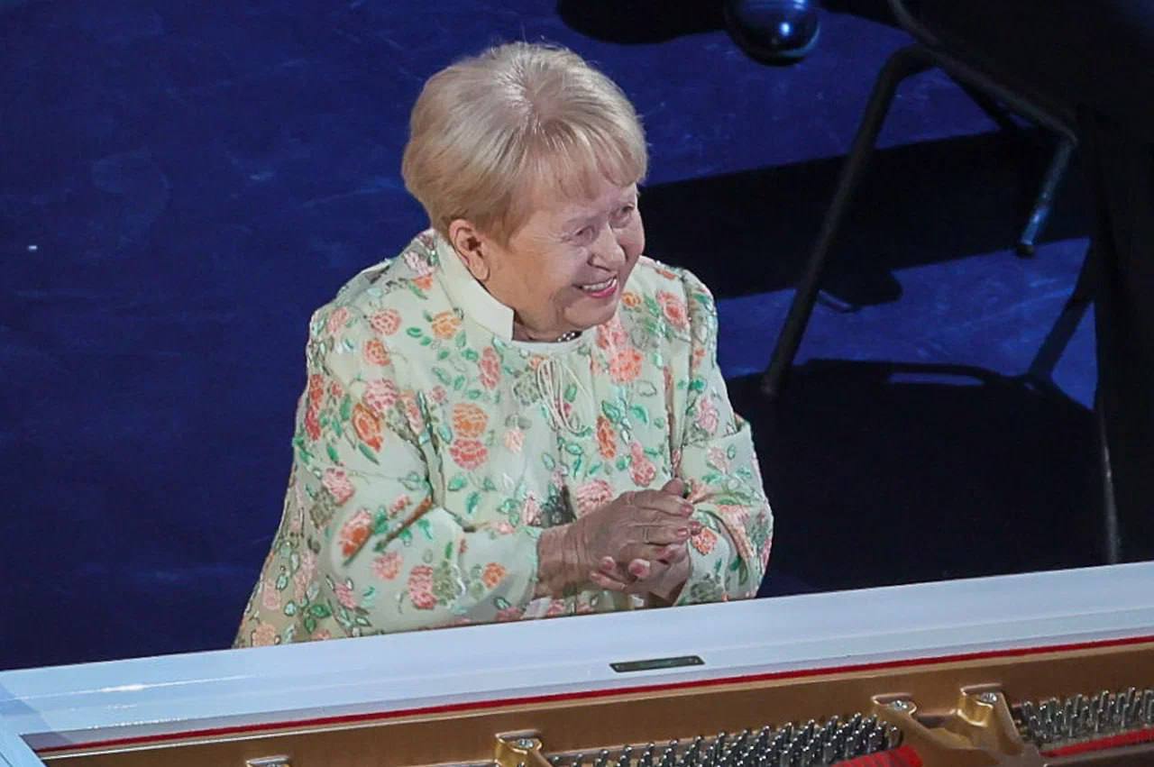 Глава Волгограда Владимир Марченко поздравил почетного жителя г Волгограда Пахмутову Александру Николаевну с днем рождения Сегодня известному композитору исполняется 96 лет В поздравительной открытке в частности говорится Вы настоящая гордость нашего края выдающийся композитор чье имя навсегда вписано в золотой фонд советской и российской музыки Мелодии рожденные Вашим талантом трогают душу каждого кто их когда либо слышал Они стали неотъемлемой частью нашей культуры олицетворением надежды веры в лучшее и любви к Родине Владимир Марченко пожелал Александре Николаевне крепкого здоровья благополучия и мира Советский и российский композитор Александра Пахмутова родилась 9 ноября 1929 года в Бекетовке в Кировском районе Волгограда Александра Николаевна является автором нескольких сотен произведений среди которых такие всесоюзные шлягеры как Надежда Я не могу иначе Как молоды мы были и другие