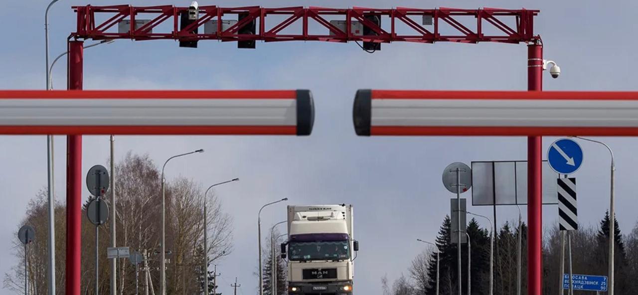 Автомобили юрлиц должников не будут выпускать за пределы Беларуси с 2026 года С 1 января 2026 года в Беларуси ограничения для должников расширяют на юридические лица Теперь меры которые действовали для физлиц и ИП будут применяться и к организациям пишет Минюст Автомобили предприятий должников смогут не выпускать за пределы страны до погашения долгов Для должностных лиц таких компаний также возможны временные ограничения на управление транспортом и маломерными судами Ранее запреты касались только граждан и ИП а руководителям компаний могли точечно ограничивать выезд за границу Теперь система станет комплексной и затронет и людей и транспорт юрлиц