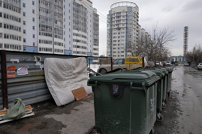 Экс ЕМУП Спецавтобаза оштрафовали на 400 тыс рублей Региональный оператор по вывозу мусора АО Спецавтобаза оштрафован по результатам прокурорской проверки на 400 тыс рублей в связи с нарушением порядка эксплуатации полигона ТБО Северный Верхняя Пышма сообщает в пятницу прокуратура Свердловской области Проверку соблюдения региональным оператором требований федерального законодательства при эксплуатации полигона провела Свердловская межрайонная природоохранная прокуратура Было установлено что на полигоне в нарушение требований федерального законодательства не предусмотрена система сбора и отвода биогаза Кроме того не осуществляется заполнение полигона послойным чередованием отходов грунта изолирующего материала с использованием дренажных труб Перехватывающие обводные каналы отводящие поверхностные ливневые стоки переполнены отходами и фильтратом uralweb ru
