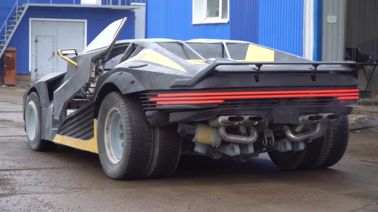 Технарь из России потратил 6 лет, чтобы создать точную копию машины из Cyberpunk 2077. Он взял Мазду RX-8 и проапгрейдил её до тачки будущего кастомными запчастями из стеклопластика, раздвижными дверями и пневмоподвеской. Киберреспект!